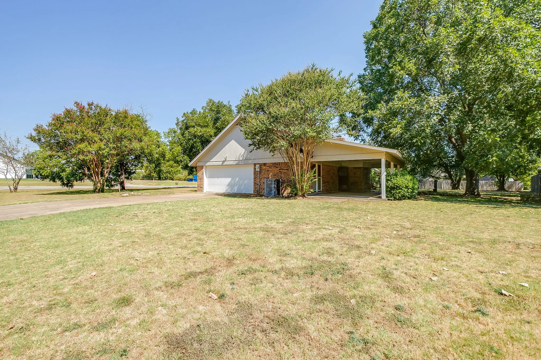 Single Family Residence For Sale in Johnson County , 400 Mountain Valley Boulevard, Joshua, Texas 76058, 4 Bedroom, 3 Bathroom, 2 Garage spaces, 2,197 Sqft, built in 1980, mls#21370644, Real Estate Agent in Joshua, Homes For Sale in Johnson county, Homes For Sale in Joshua, Realtor in Joshua Texas, Real Estate Brokerage Independent Realty Texas, Luminita Cordes Realtor