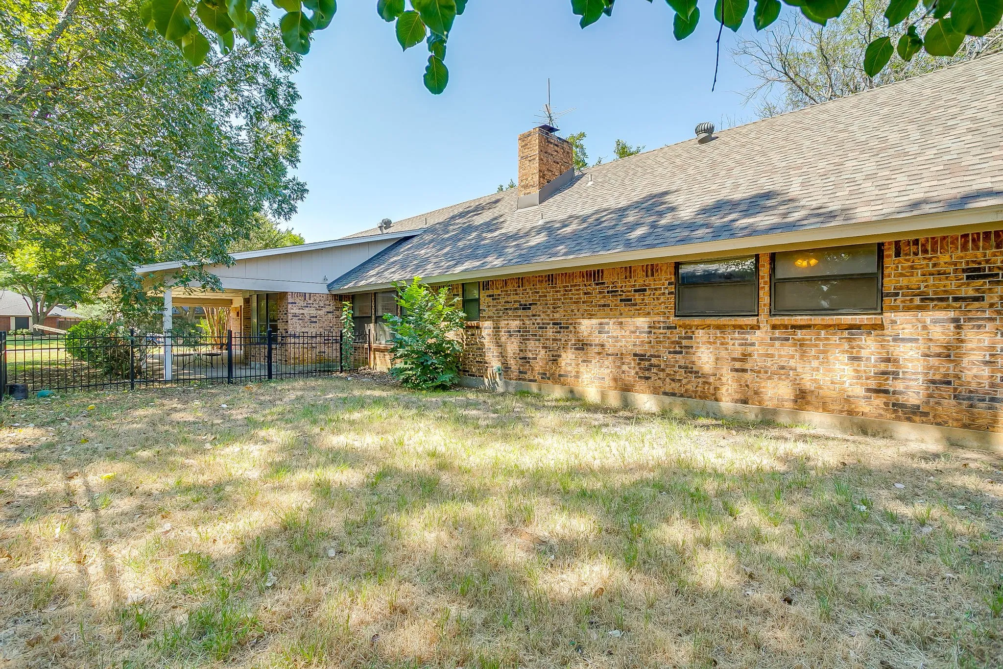 Single Family Residence For Sale in Johnson County , 400 Mountain Valley Boulevard, Joshua, Texas 76058, 4 Bedroom, 3 Bathroom, 2 Garage spaces, 2,197 Sqft, built in 1980, mls#21370644, Real Estate Agent in Joshua, Homes For Sale in Johnson county, Homes For Sale in Joshua, Realtor in Joshua Texas, Real Estate Brokerage Independent Realty Texas, Luminita Cordes Realtor