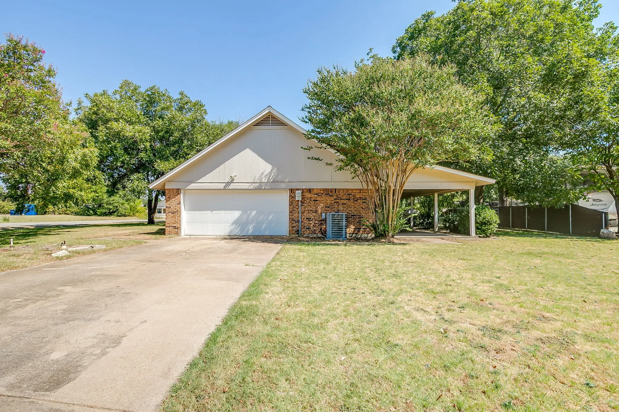 Single Family Residence For Sale in Johnson County , 400 Mountain Valley Boulevard, Joshua, Texas 76058, 4 Bedroom, 3 Bathroom, 2 Garage spaces, 2,197 Sqft, built in 1980, mls#21370644, Real Estate Agent in Joshua, Homes For Sale in Johnson county, Homes For Sale in Joshua, Realtor in Joshua Texas, Real Estate Brokerage Independent Realty Texas, Luminita Cordes Realtor