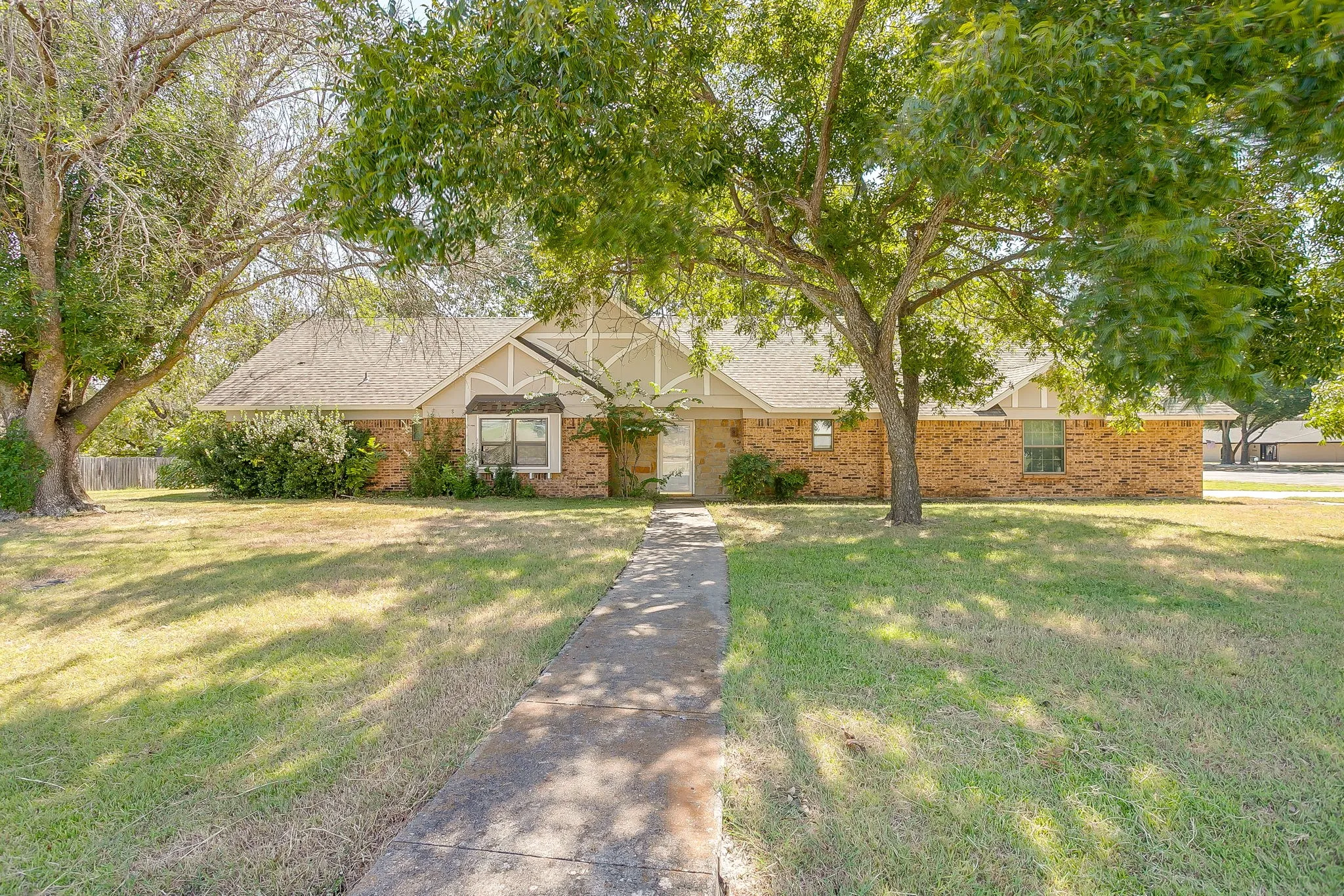 Single Family Residence For Sale in Johnson County , 400 Mountain Valley Boulevard, Joshua, Texas 76058, 4 Bedroom, 3 Bathroom, 2 Garage spaces, 2,197 Sqft, built in 1980, mls#21370644, Real Estate Agent in Joshua, Homes For Sale in Johnson county, Homes For Sale in Joshua, Realtor in Joshua Texas, Real Estate Brokerage Independent Realty Texas, Luminita Cordes Realtor