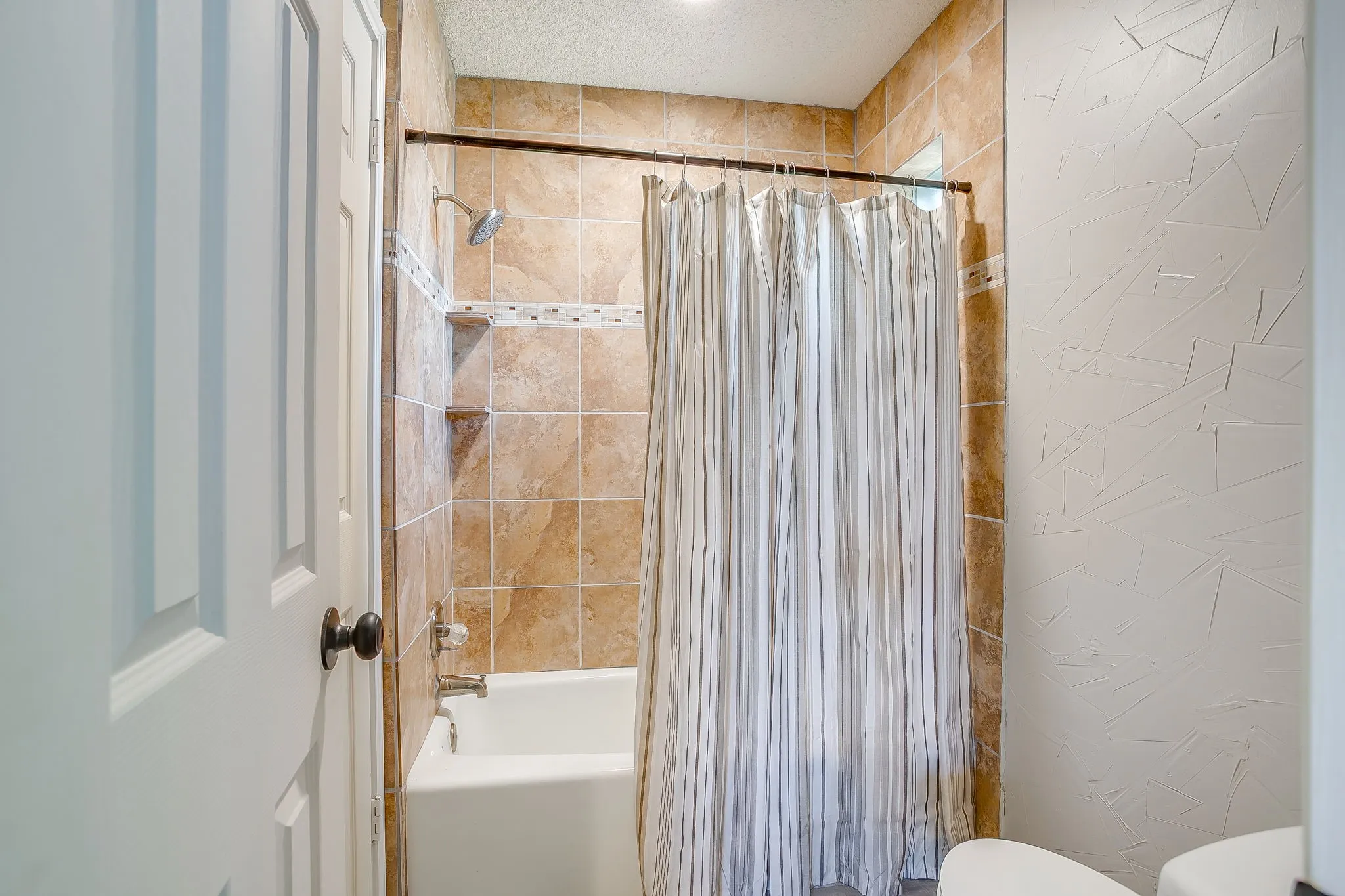 Single Family Residence For Sale in Johnson County , 400 Mountain Valley Boulevard, Joshua, Texas 76058, 4 Bedroom, 3 Bathroom, 2 Garage spaces, 2,197 Sqft, built in 1980, mls#21370644, Real Estate Agent in Joshua, Homes For Sale in Johnson county, Homes For Sale in Joshua, Realtor in Joshua Texas, Real Estate Brokerage Independent Realty Texas, Luminita Cordes Realtor