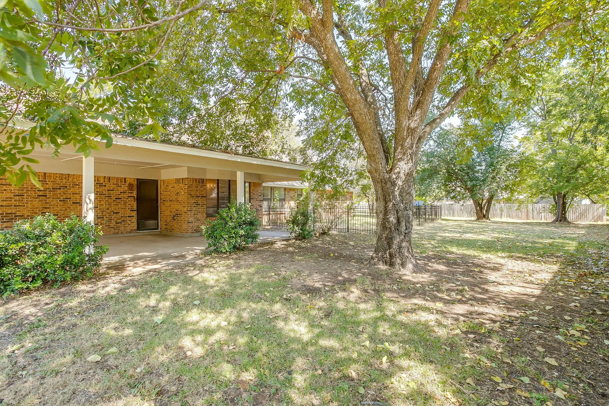 Single Family Residence For Sale in Johnson County , 400 Mountain Valley Boulevard, Joshua, Texas 76058, 4 Bedroom, 3 Bathroom, 2 Garage spaces, 2,197 Sqft, built in 1980, mls#21370644, Real Estate Agent in Joshua, Homes For Sale in Johnson county, Homes For Sale in Joshua, Realtor in Joshua Texas, Real Estate Brokerage Independent Realty Texas, Luminita Cordes Realtor