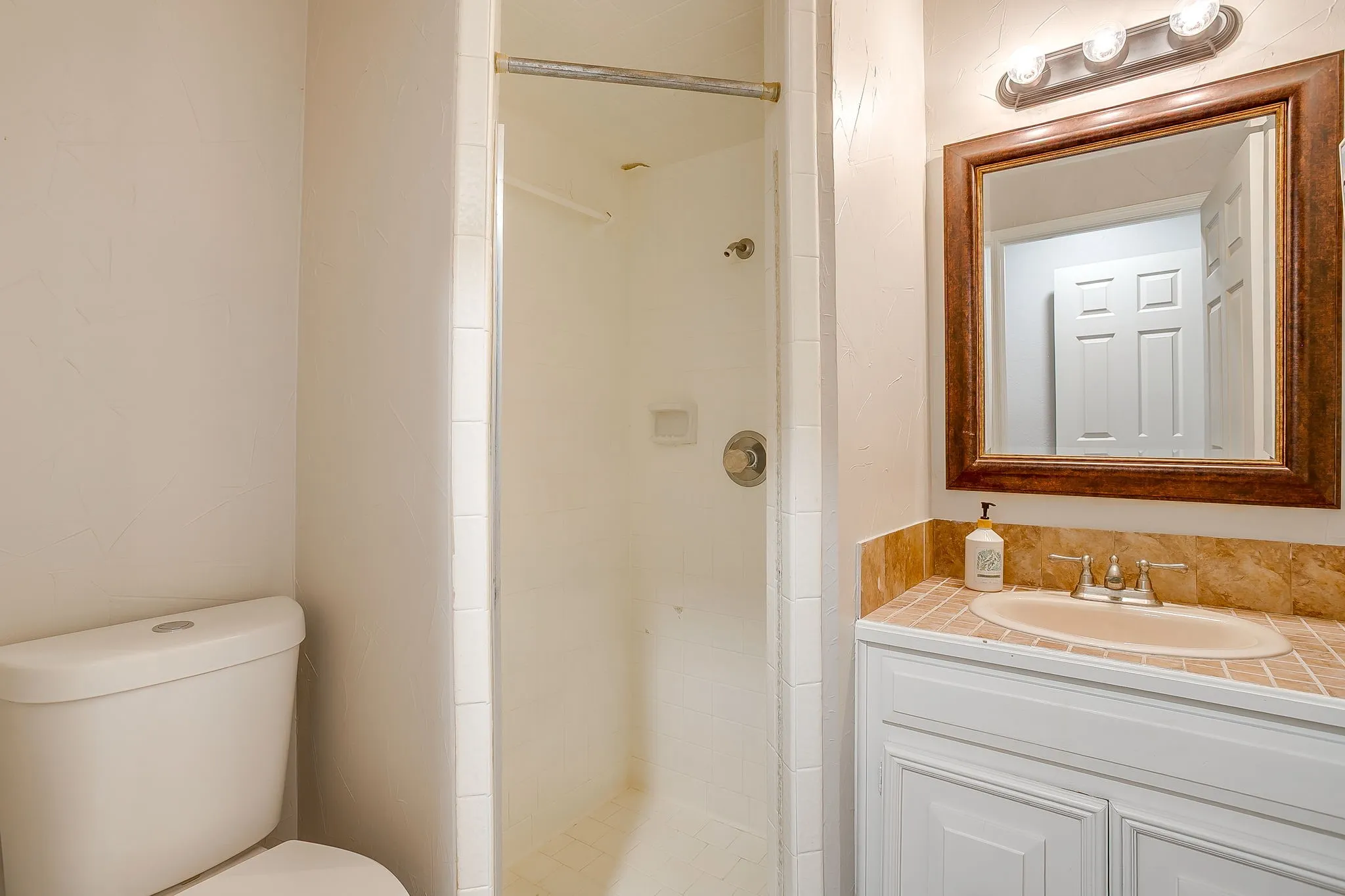 Single Family Residence For Sale in Johnson County , 400 Mountain Valley Boulevard, Joshua, Texas 76058, 4 Bedroom, 3 Bathroom, 2 Garage spaces, 2,197 Sqft, built in 1980, mls#21370644, Real Estate Agent in Joshua, Homes For Sale in Johnson county, Homes For Sale in Joshua, Realtor in Joshua Texas, Real Estate Brokerage Independent Realty Texas, Luminita Cordes Realtor