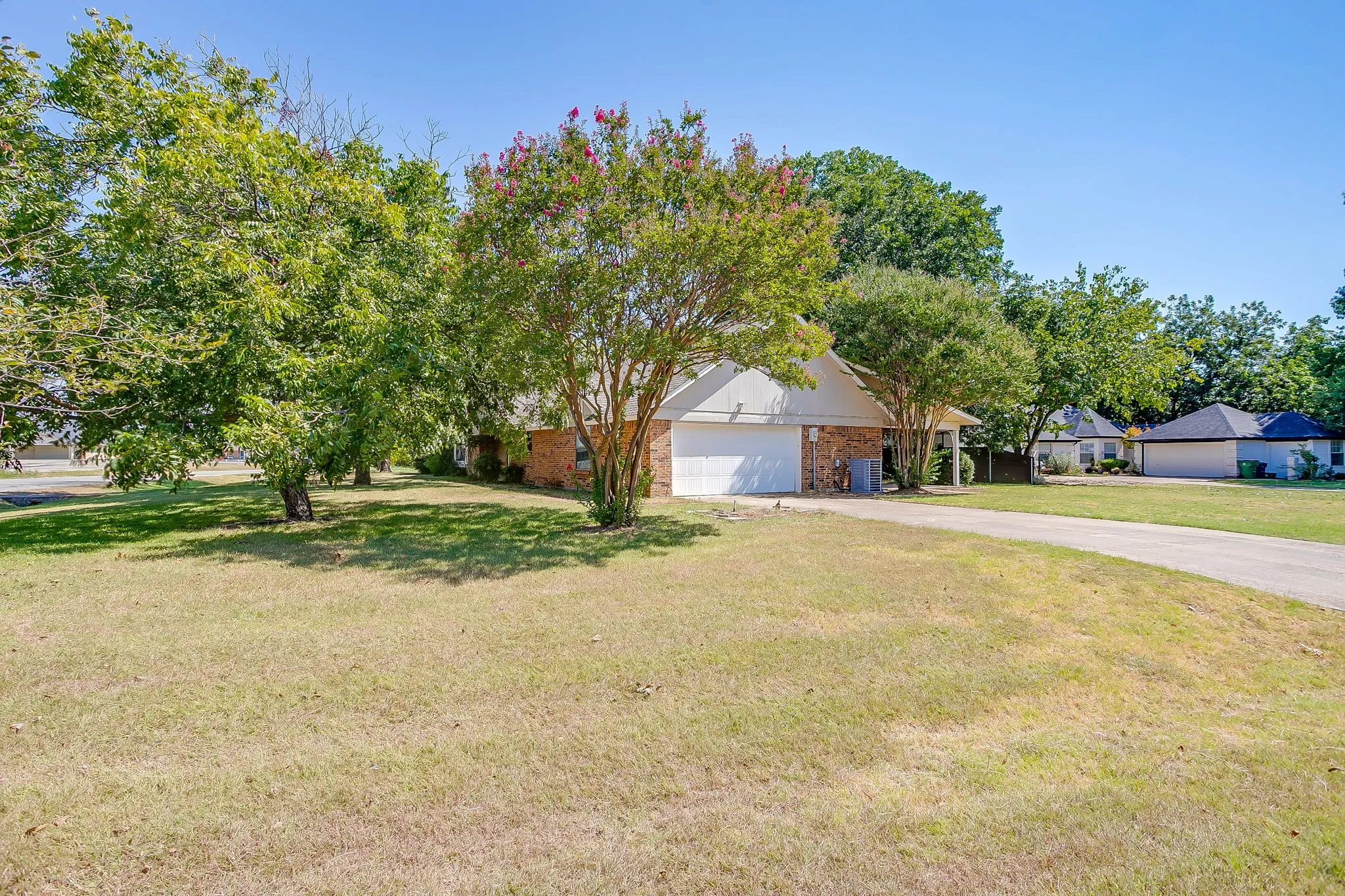Single Family Residence For Sale in Johnson County , 400 Mountain Valley Boulevard, Joshua, Texas 76058, 4 Bedroom, 3 Bathroom, 2 Garage spaces, 2,197 Sqft, built in 1980, mls#21370644, Real Estate Agent in Joshua, Homes For Sale in Johnson county, Homes For Sale in Joshua, Realtor in Joshua Texas, Real Estate Brokerage Independent Realty Texas, Luminita Cordes Realtor