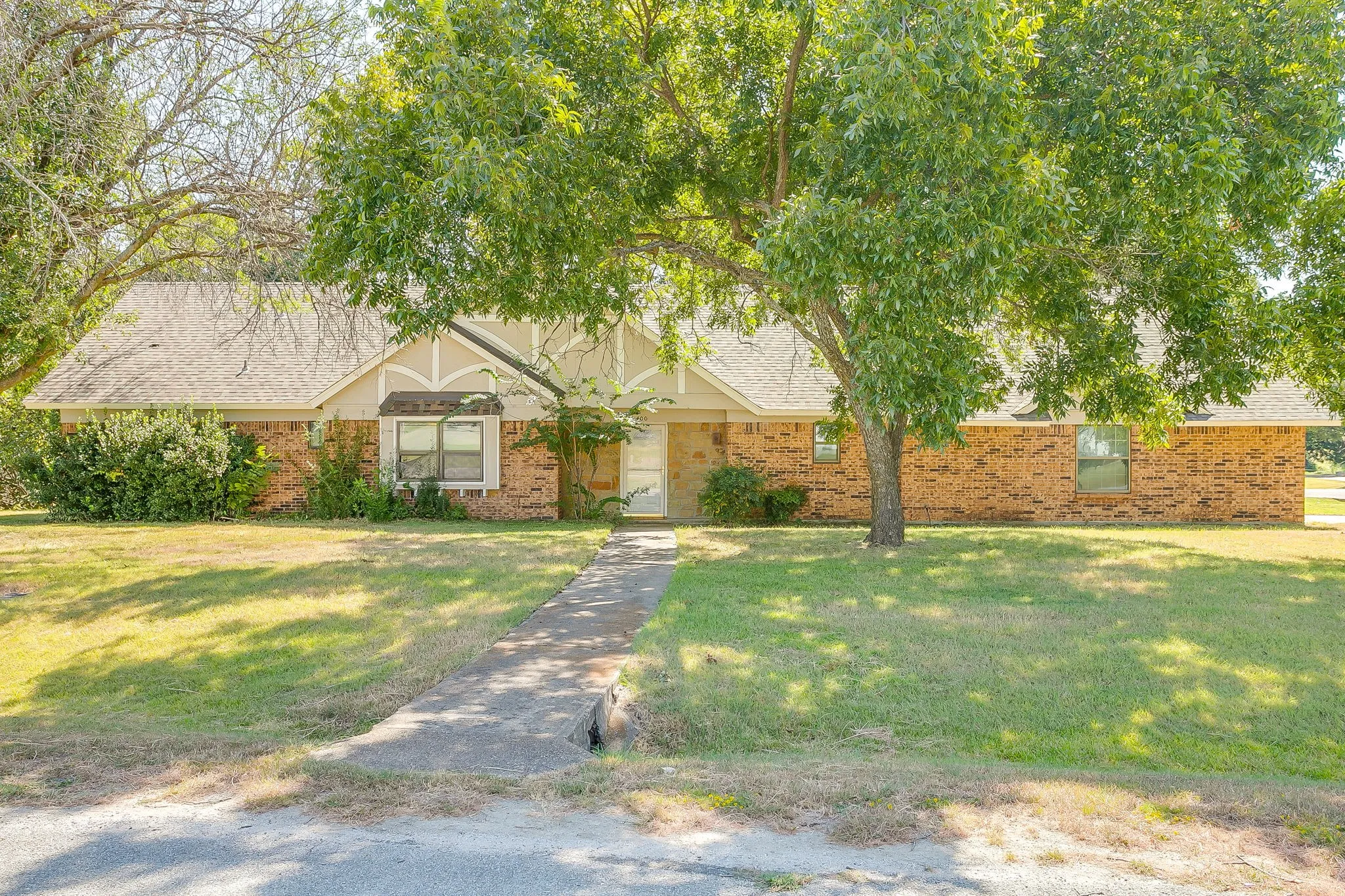 Single Family Residence For Sale in Johnson County , 400 Mountain Valley Boulevard, Joshua, Texas 76058, 4 Bedroom, 3 Bathroom, 2 Garage spaces, 2,197 Sqft, built in 1980, mls#21370644, Real Estate Agent in Joshua, Homes For Sale in Johnson county, Homes For Sale in Joshua, Realtor in Joshua Texas, Real Estate Brokerage Independent Realty Texas, Luminita Cordes Realtor