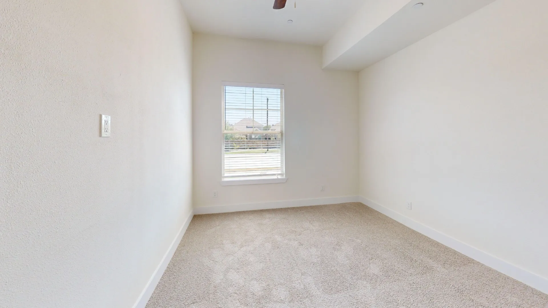 Carpeted flooring, single window with blinds, ceiling fan, and recessed lighting