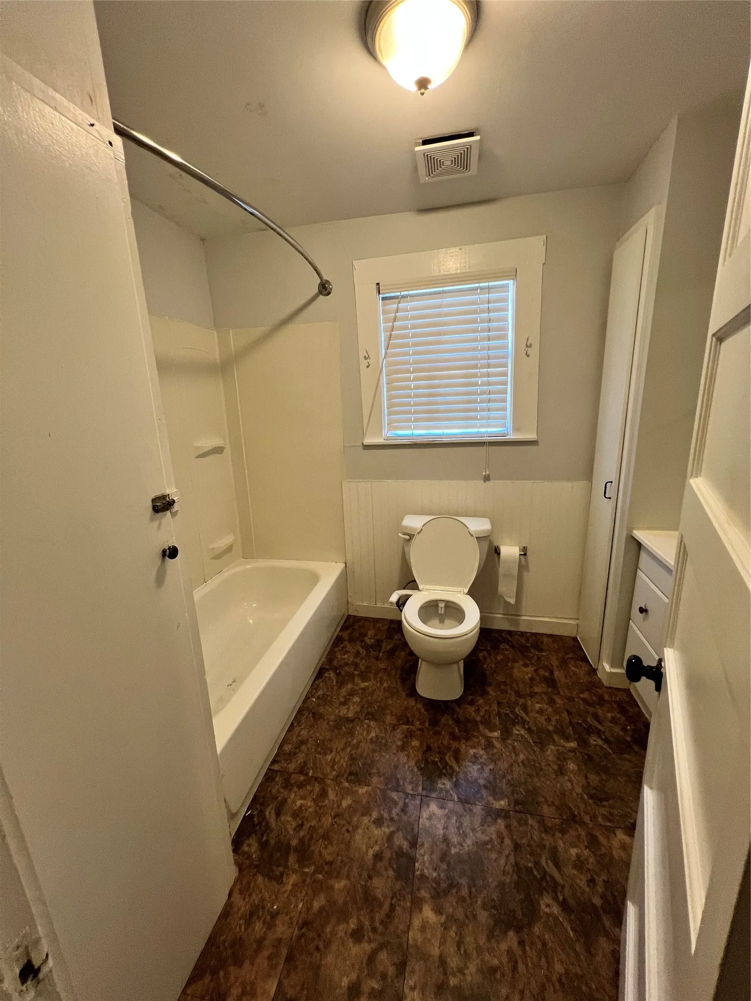 Single Family Residence For Rent in Ellis County , 303 N 4th Street, Midlothian, Texas 76065, 2 Bedroom, 2 Bathroom, 1 Garage spaces, 1,046 Sqft, built in 1930, mls#21376502, Real Estate Agent in Midlothian, Homes For Rent in Ellis county, Homes For Rent in Midlothian, Realtor in Midlothian Texas, Real Estate Brokerage Independent Realty Texas, Luminita Cordes Realtor