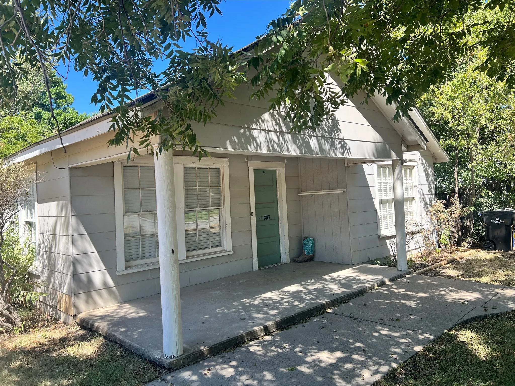 Single Family Residence For Rent in Ellis County , 303 N 4th Street, Midlothian, Texas 76065, 2 Bedroom, 2 Bathroom, 1 Garage spaces, 1,046 Sqft, built in 1930, mls#21376502, Real Estate Agent in Midlothian, Homes For Rent in Ellis county, Homes For Rent in Midlothian, Realtor in Midlothian Texas, Real Estate Brokerage Independent Realty Texas, Luminita Cordes Realtor