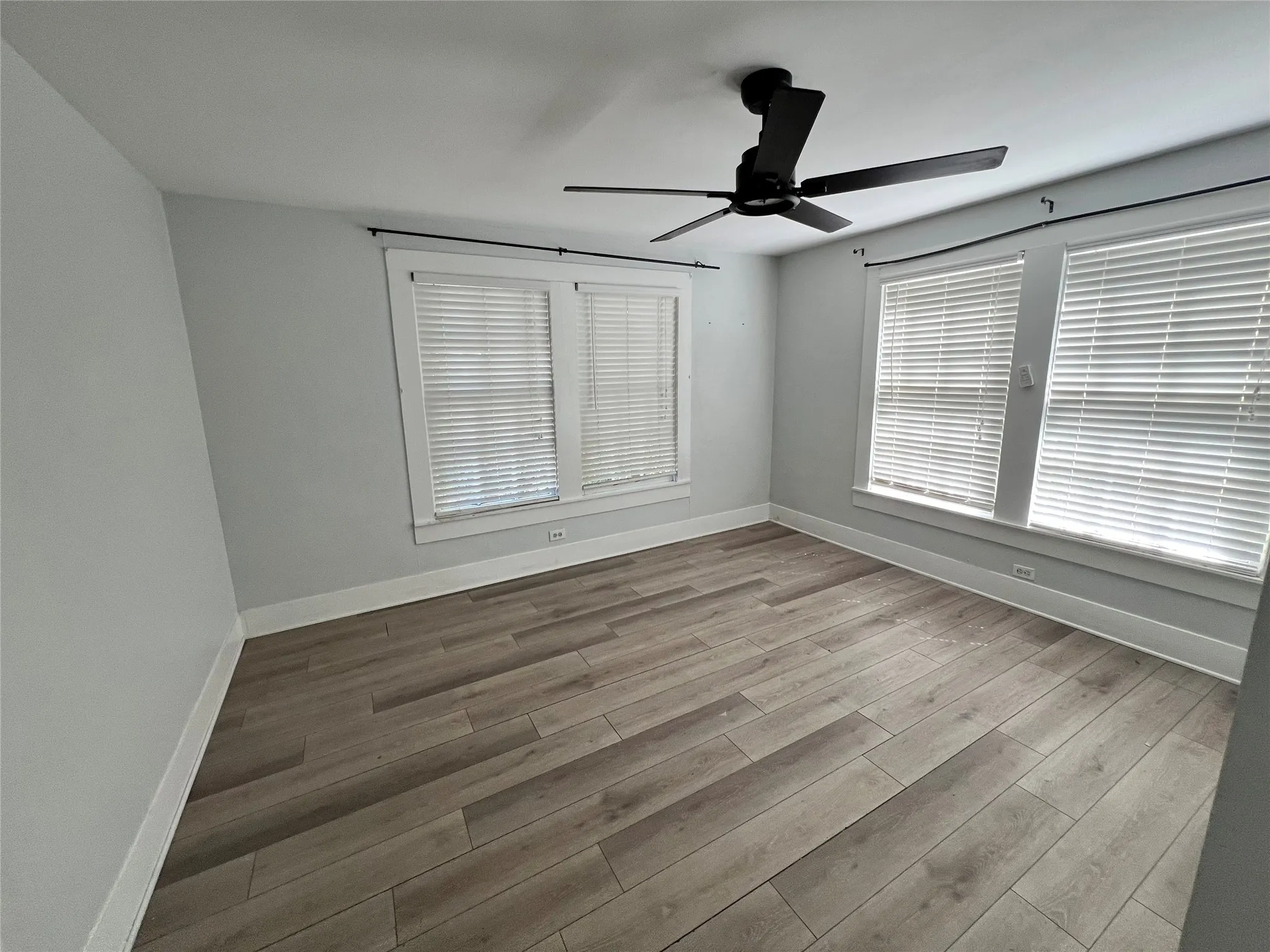Single Family Residence For Rent in Ellis County , 303 N 4th Street, Midlothian, Texas 76065, 2 Bedroom, 2 Bathroom, 1 Garage spaces, 1,046 Sqft, built in 1930, mls#21376502, Real Estate Agent in Midlothian, Homes For Rent in Ellis county, Homes For Rent in Midlothian, Realtor in Midlothian Texas, Real Estate Brokerage Independent Realty Texas, Luminita Cordes Realtor
