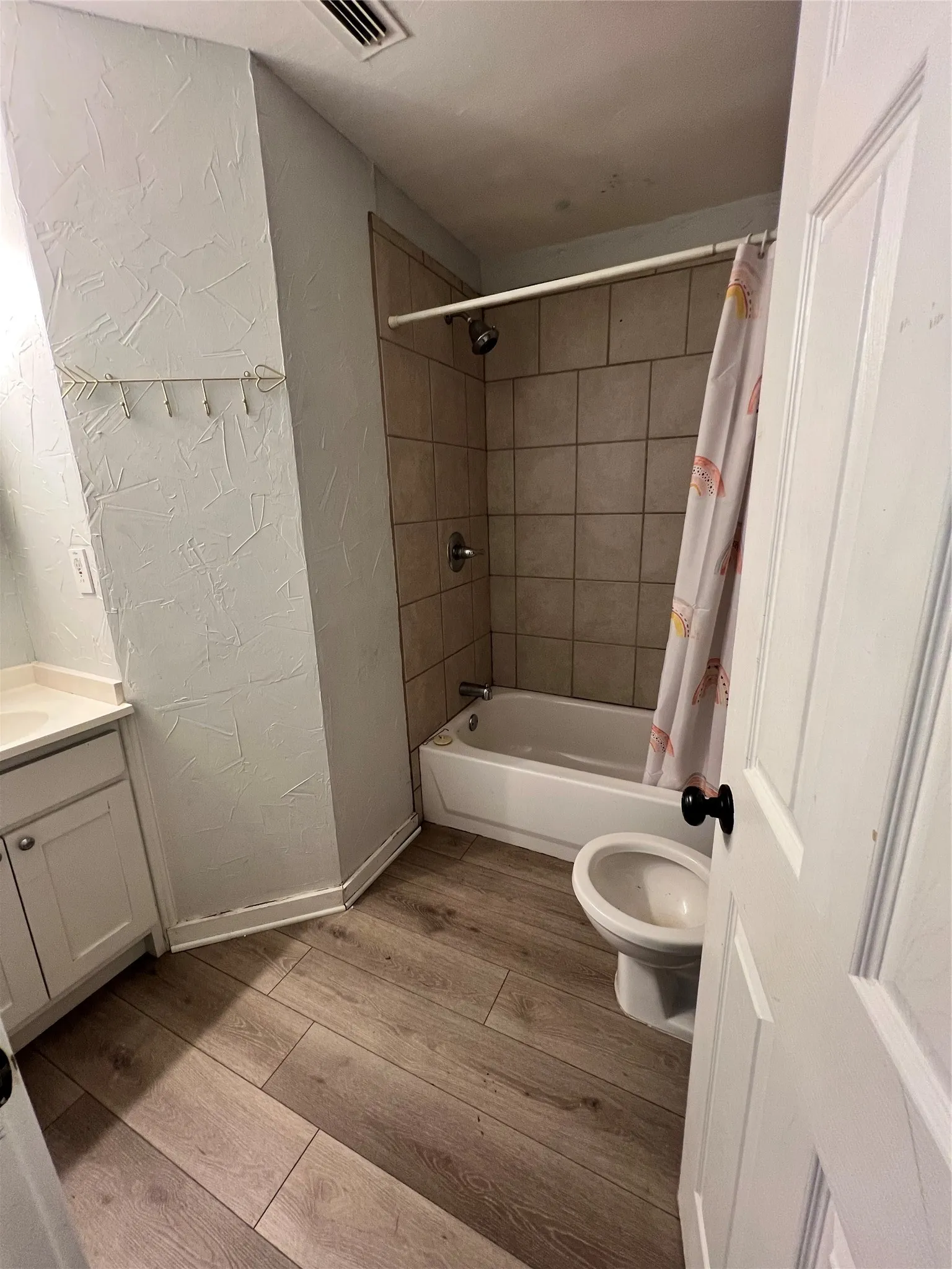 Single Family Residence For Rent in Ellis County , 303 N 4th Street, Midlothian, Texas 76065, 2 Bedroom, 2 Bathroom, 1 Garage spaces, 1,046 Sqft, built in 1930, mls#21376502, Real Estate Agent in Midlothian, Homes For Rent in Ellis county, Homes For Rent in Midlothian, Realtor in Midlothian Texas, Real Estate Brokerage Independent Realty Texas, Luminita Cordes Realtor