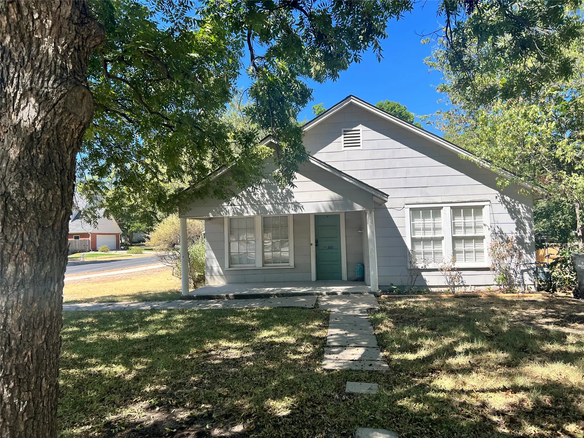 Single Family Residence For Rent in Ellis County , 303 N 4th Street, Midlothian, Texas 76065, 2 Bedroom, 2 Bathroom, 1 Garage spaces, 1,046 Sqft, built in 1930, mls#21376502, Real Estate Agent in Midlothian, Homes For Rent in Ellis county, Homes For Rent in Midlothian, Realtor in Midlothian Texas, Real Estate Brokerage Independent Realty Texas, Luminita Cordes Realtor