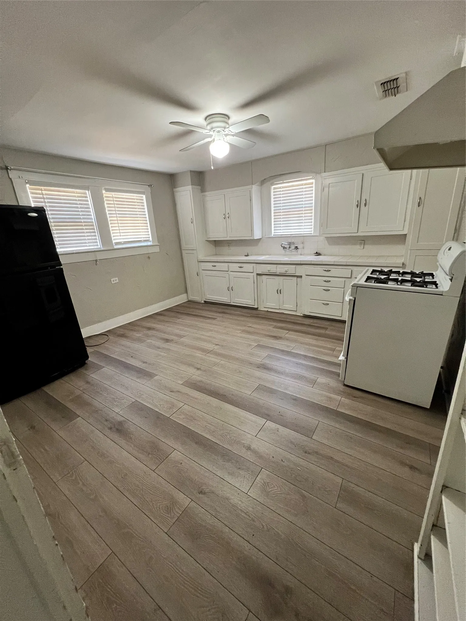 Single Family Residence For Rent in Ellis County , 303 N 4th Street, Midlothian, Texas 76065, 2 Bedroom, 2 Bathroom, 1 Garage spaces, 1,046 Sqft, built in 1930, mls#21376502, Real Estate Agent in Midlothian, Homes For Rent in Ellis county, Homes For Rent in Midlothian, Realtor in Midlothian Texas, Real Estate Brokerage Independent Realty Texas, Luminita Cordes Realtor