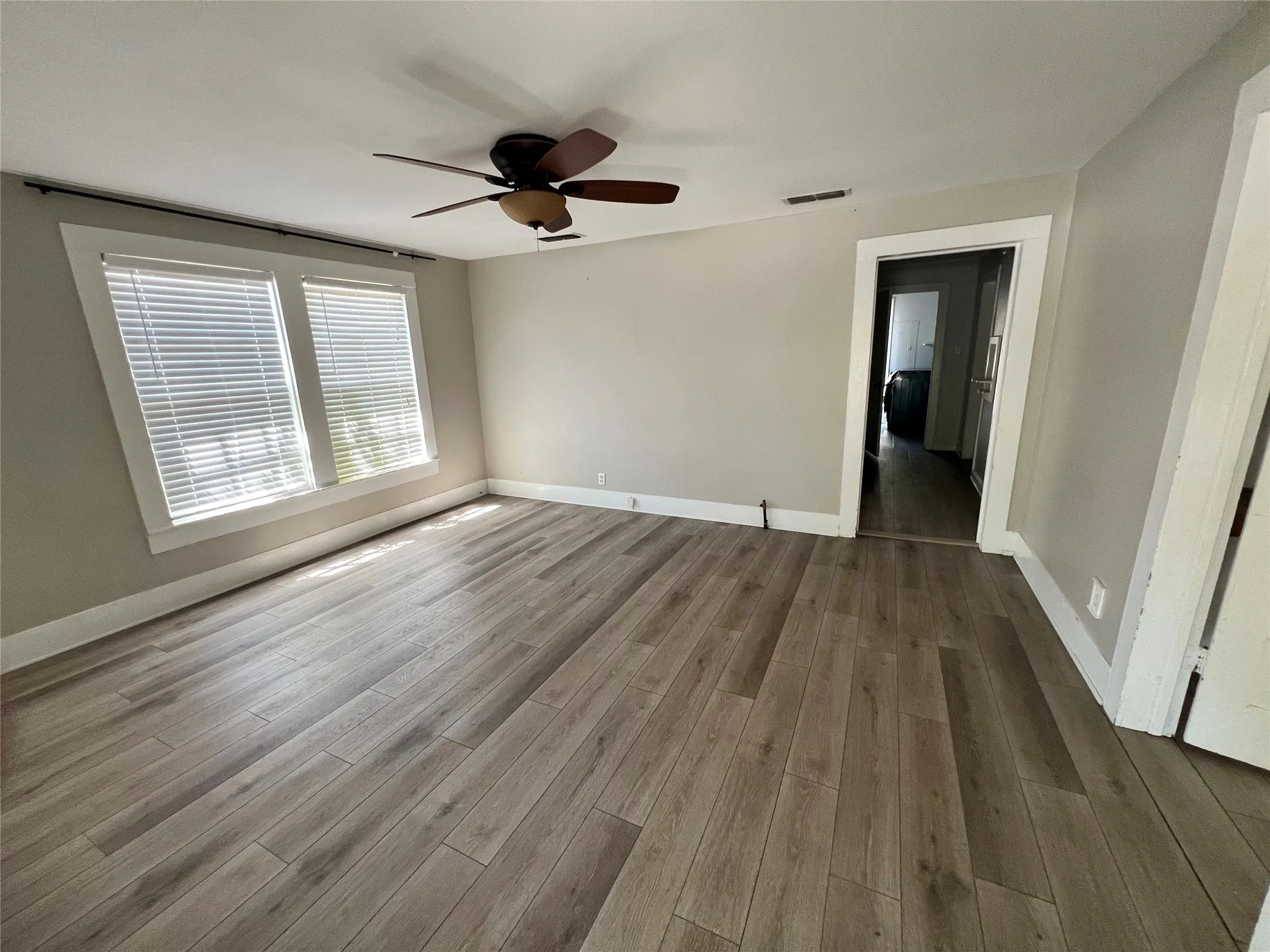 Single Family Residence For Rent in Ellis County , 303 N 4th Street, Midlothian, Texas 76065, 2 Bedroom, 2 Bathroom, 1 Garage spaces, 1,046 Sqft, built in 1930, mls#21376502, Real Estate Agent in Midlothian, Homes For Rent in Ellis county, Homes For Rent in Midlothian, Realtor in Midlothian Texas, Real Estate Brokerage Independent Realty Texas, Luminita Cordes Realtor
