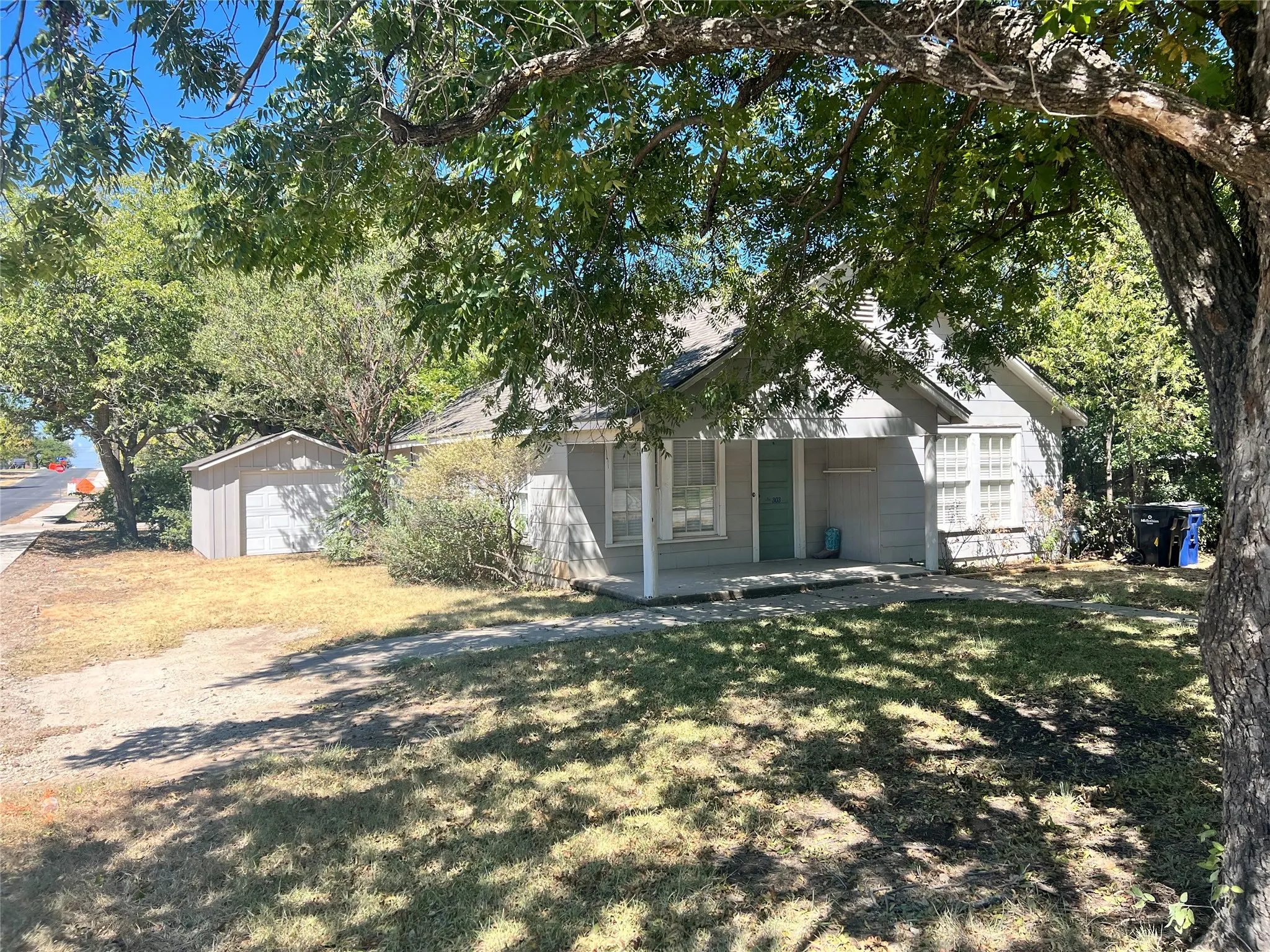 Single Family Residence For Rent in Ellis County , 303 N 4th Street, Midlothian, Texas 76065, 2 Bedroom, 2 Bathroom, 1 Garage spaces, 1,046 Sqft, built in 1930, mls#21376502, Real Estate Agent in Midlothian, Homes For Rent in Ellis county, Homes For Rent in Midlothian, Realtor in Midlothian Texas, Real Estate Brokerage Independent Realty Texas, Luminita Cordes Realtor