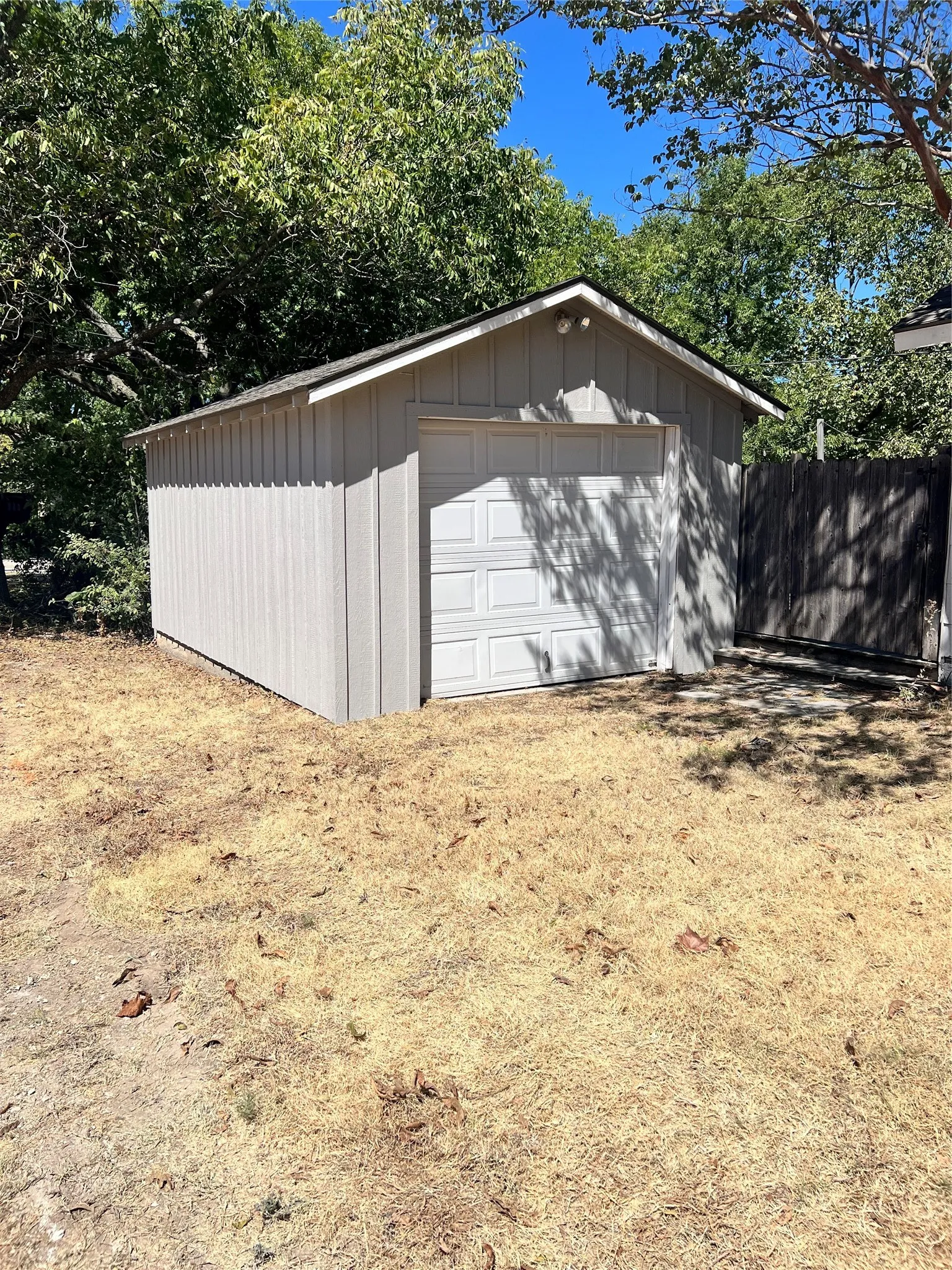 Single Family Residence For Rent in Ellis County , 303 N 4th Street, Midlothian, Texas 76065, 2 Bedroom, 2 Bathroom, 1 Garage spaces, 1,046 Sqft, built in 1930, mls#21376502, Real Estate Agent in Midlothian, Homes For Rent in Ellis county, Homes For Rent in Midlothian, Realtor in Midlothian Texas, Real Estate Brokerage Independent Realty Texas, Luminita Cordes Realtor