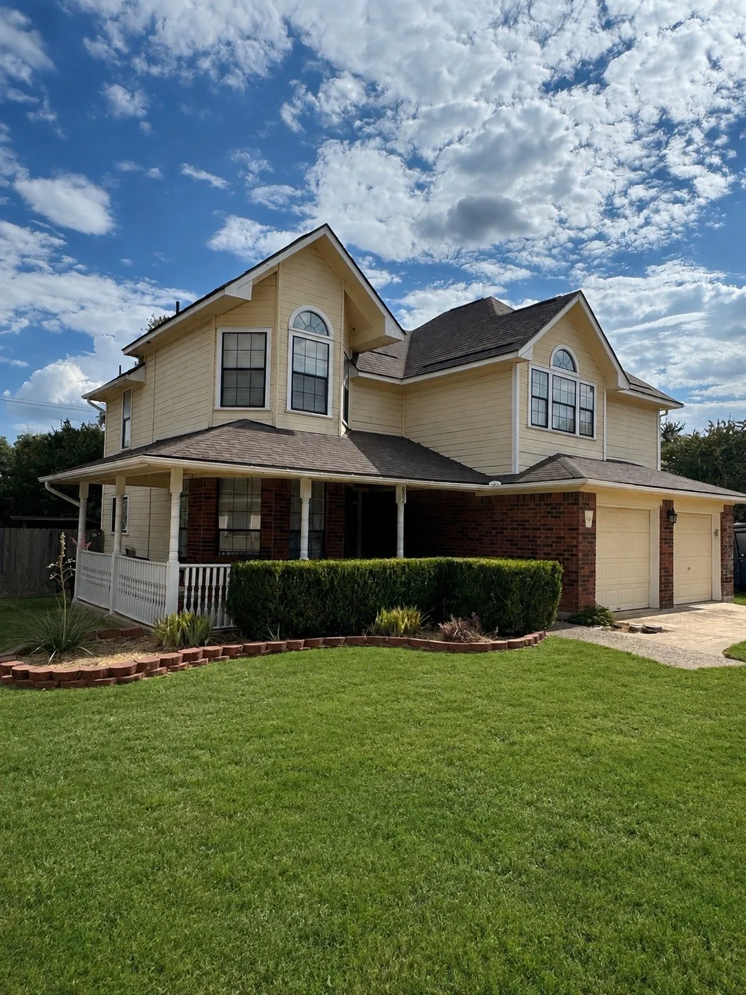 Single Family Residence For Sale in Williamson County , 602 N River Crest, Leander, Texas 78641, 3 Bedroom, 3 Bathroom, 2 Garage spaces, 1,820 Sqft, built in 1986, mls#21381479, Real Estate Agent in Leander, Homes For Sale in Williamson county, Homes For Sale in Leander, Realtor in Leander Texas, Real Estate Brokerage Independent Realty Texas, Luminita Cordes Realtor