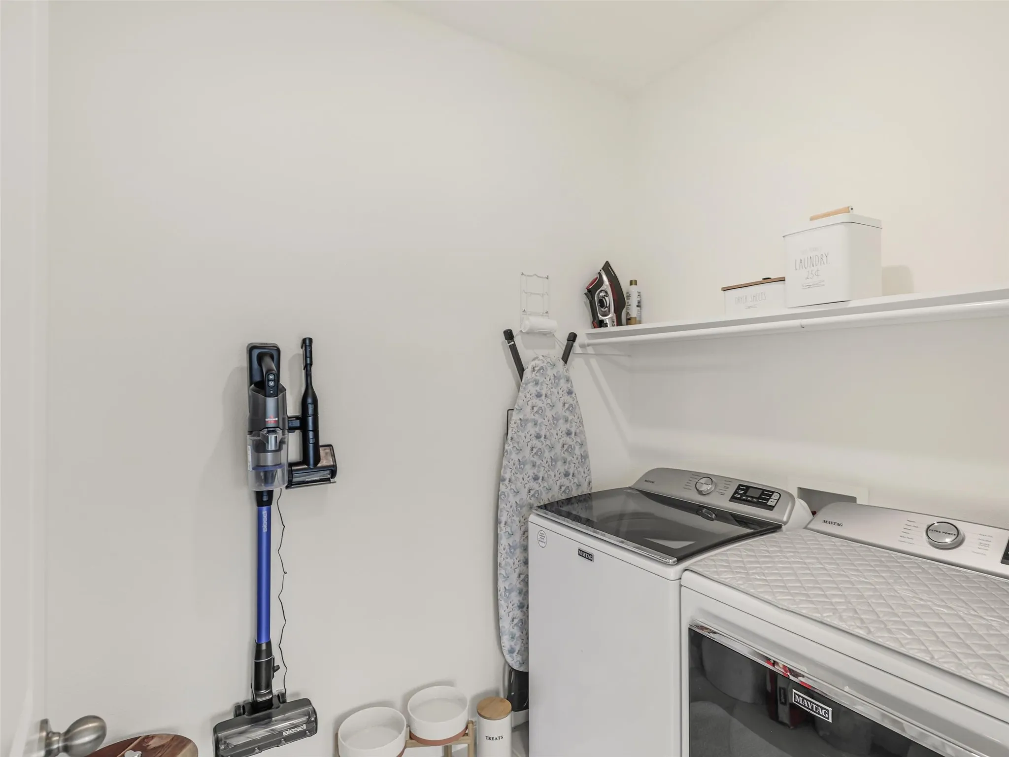 Laundry room and an integrated wall shelf