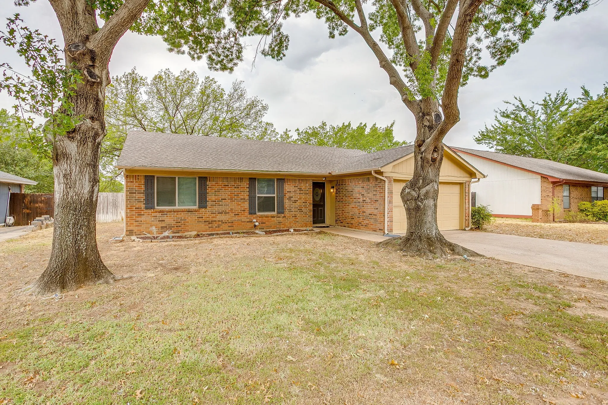 Single Family Residence For Rent in Tarrant County , 2610 N Casa Blanca Court, Arlington, Texas 76015, 3 Bedroom, 2 Bathroom, 2 Garage spaces, 1,318 Sqft, built in 1982, mls#21381836, Real Estate Agent in Arlington, Homes For Rent in Tarrant county, Homes For Rent in Arlington, Realtor in Arlington Texas, Real Estate Brokerage Independent Realty Texas, Luminita Cordes Realtor