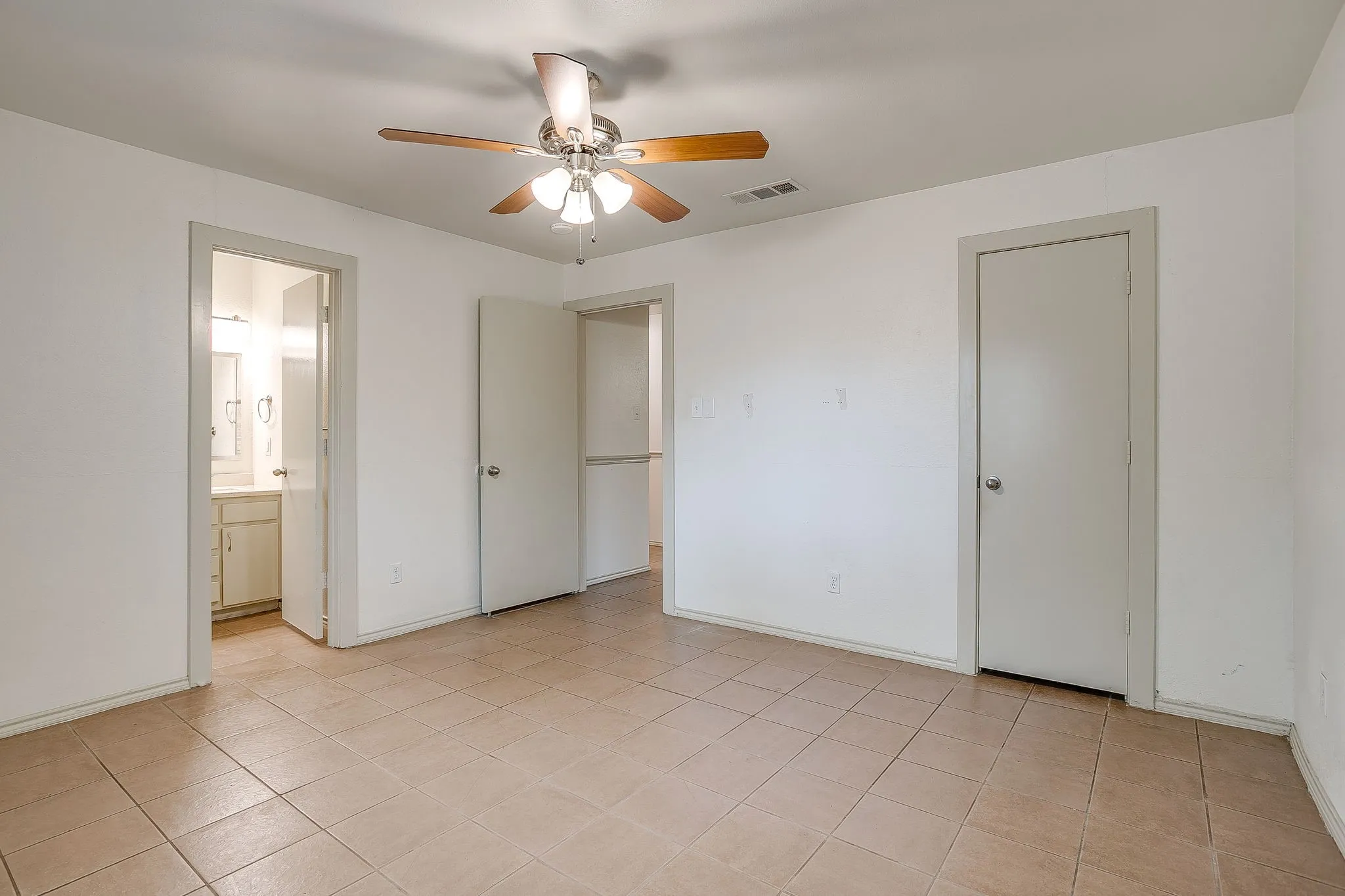 Single Family Residence For Rent in Tarrant County , 2610 N Casa Blanca Court, Arlington, Texas 76015, 3 Bedroom, 2 Bathroom, 2 Garage spaces, 1,318 Sqft, built in 1982, mls#21381836, Real Estate Agent in Arlington, Homes For Rent in Tarrant county, Homes For Rent in Arlington, Realtor in Arlington Texas, Real Estate Brokerage Independent Realty Texas, Luminita Cordes Realtor