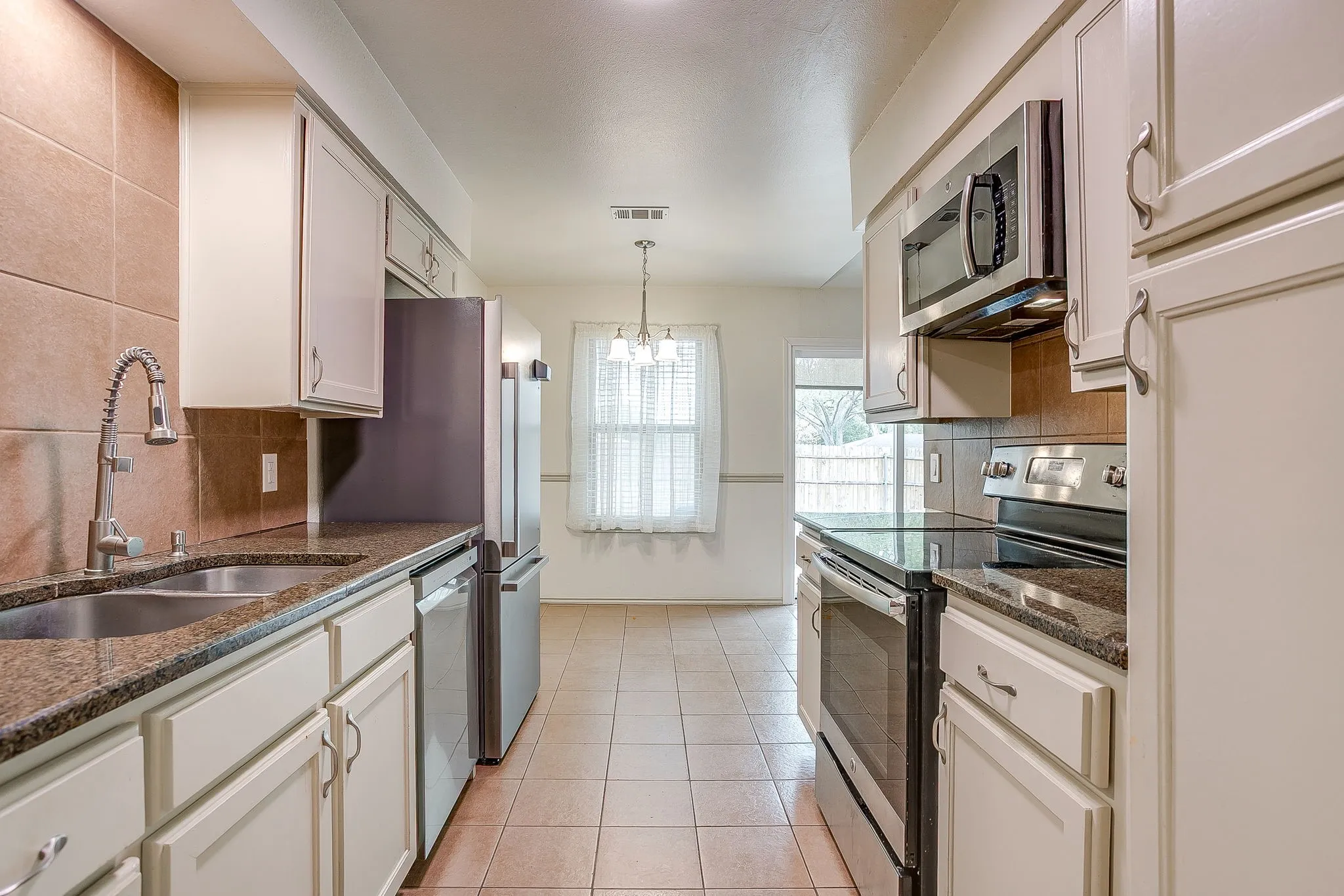 Single Family Residence For Rent in Tarrant County , 2610 N Casa Blanca Court, Arlington, Texas 76015, 3 Bedroom, 2 Bathroom, 2 Garage spaces, 1,318 Sqft, built in 1982, mls#21381836, Real Estate Agent in Arlington, Homes For Rent in Tarrant county, Homes For Rent in Arlington, Realtor in Arlington Texas, Real Estate Brokerage Independent Realty Texas, Luminita Cordes Realtor