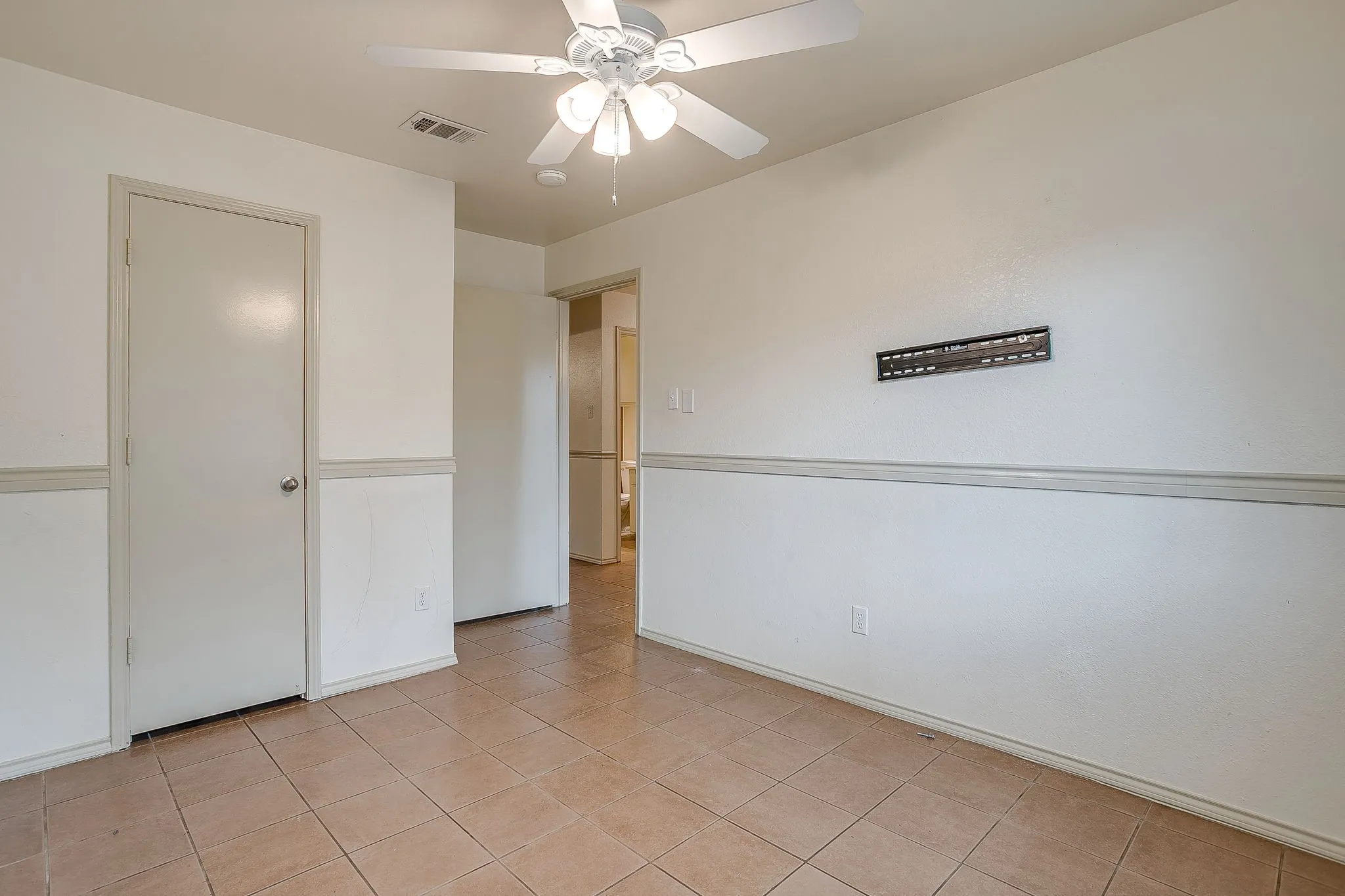 Single Family Residence For Rent in Tarrant County , 2610 N Casa Blanca Court, Arlington, Texas 76015, 3 Bedroom, 2 Bathroom, 2 Garage spaces, 1,318 Sqft, built in 1982, mls#21381836, Real Estate Agent in Arlington, Homes For Rent in Tarrant county, Homes For Rent in Arlington, Realtor in Arlington Texas, Real Estate Brokerage Independent Realty Texas, Luminita Cordes Realtor