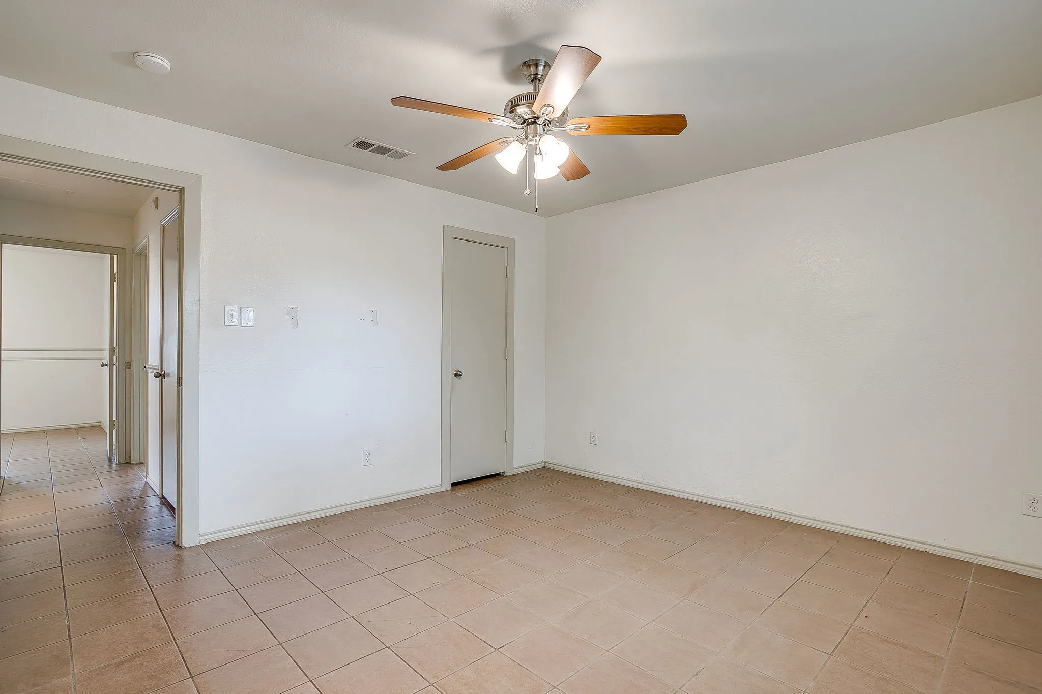 Single Family Residence For Rent in Tarrant County , 2610 N Casa Blanca Court, Arlington, Texas 76015, 3 Bedroom, 2 Bathroom, 2 Garage spaces, 1,318 Sqft, built in 1982, mls#21381836, Real Estate Agent in Arlington, Homes For Rent in Tarrant county, Homes For Rent in Arlington, Realtor in Arlington Texas, Real Estate Brokerage Independent Realty Texas, Luminita Cordes Realtor
