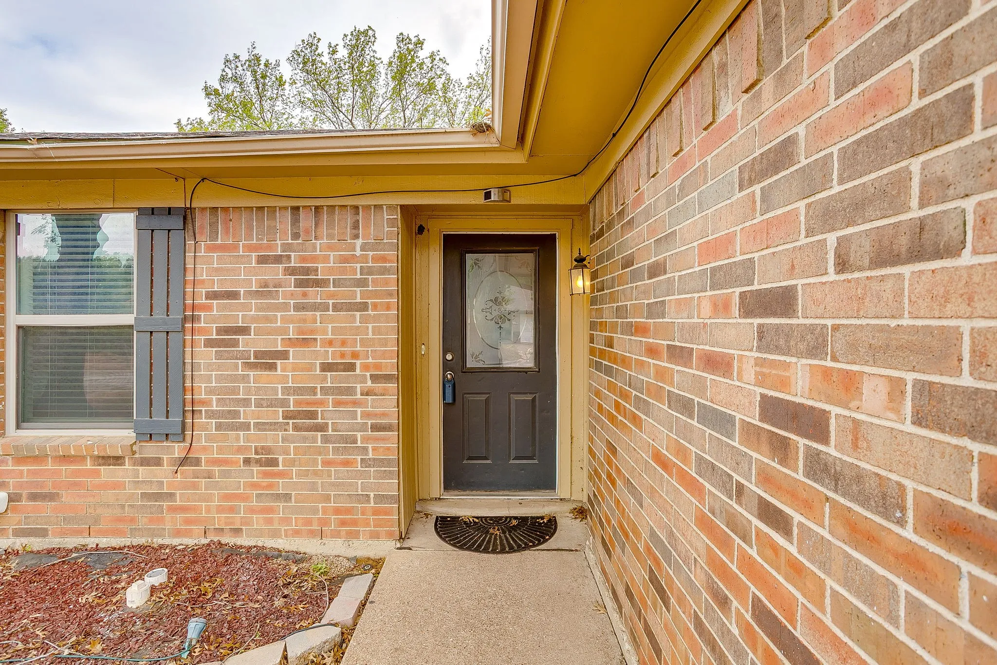 Single Family Residence For Rent in Tarrant County , 2610 N Casa Blanca Court, Arlington, Texas 76015, 3 Bedroom, 2 Bathroom, 2 Garage spaces, 1,318 Sqft, built in 1982, mls#21381836, Real Estate Agent in Arlington, Homes For Rent in Tarrant county, Homes For Rent in Arlington, Realtor in Arlington Texas, Real Estate Brokerage Independent Realty Texas, Luminita Cordes Realtor