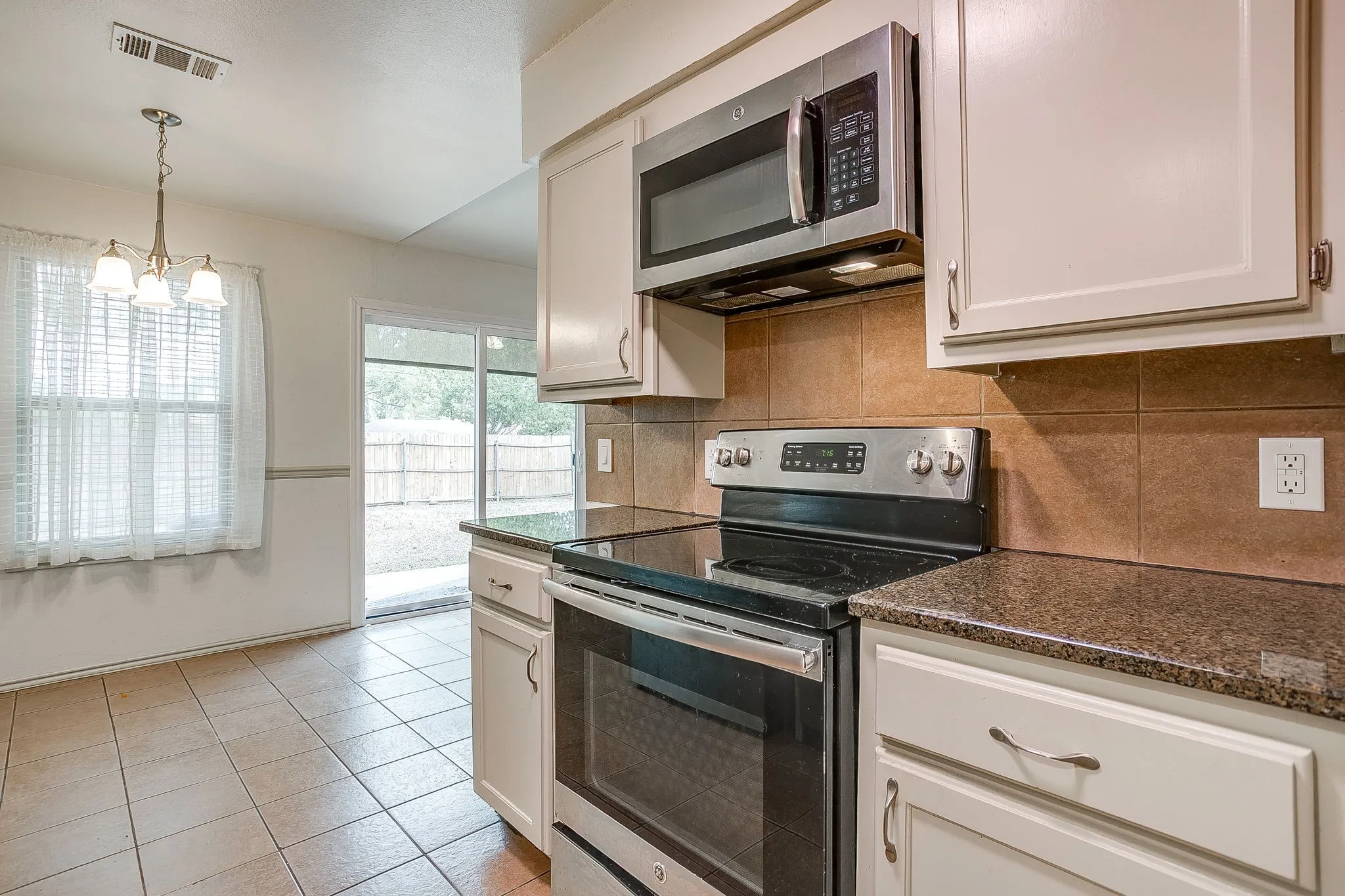 Single Family Residence For Rent in Tarrant County , 2610 N Casa Blanca Court, Arlington, Texas 76015, 3 Bedroom, 2 Bathroom, 2 Garage spaces, 1,318 Sqft, built in 1982, mls#21381836, Real Estate Agent in Arlington, Homes For Rent in Tarrant county, Homes For Rent in Arlington, Realtor in Arlington Texas, Real Estate Brokerage Independent Realty Texas, Luminita Cordes Realtor