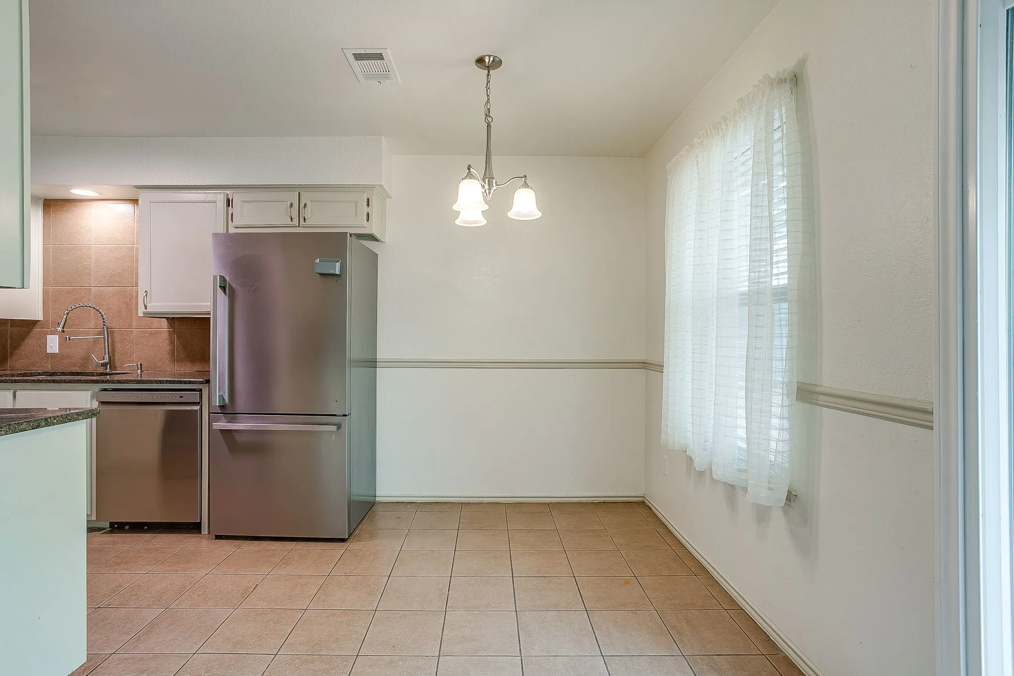 Single Family Residence For Rent in Tarrant County , 2610 N Casa Blanca Court, Arlington, Texas 76015, 3 Bedroom, 2 Bathroom, 2 Garage spaces, 1,318 Sqft, built in 1982, mls#21381836, Real Estate Agent in Arlington, Homes For Rent in Tarrant county, Homes For Rent in Arlington, Realtor in Arlington Texas, Real Estate Brokerage Independent Realty Texas, Luminita Cordes Realtor