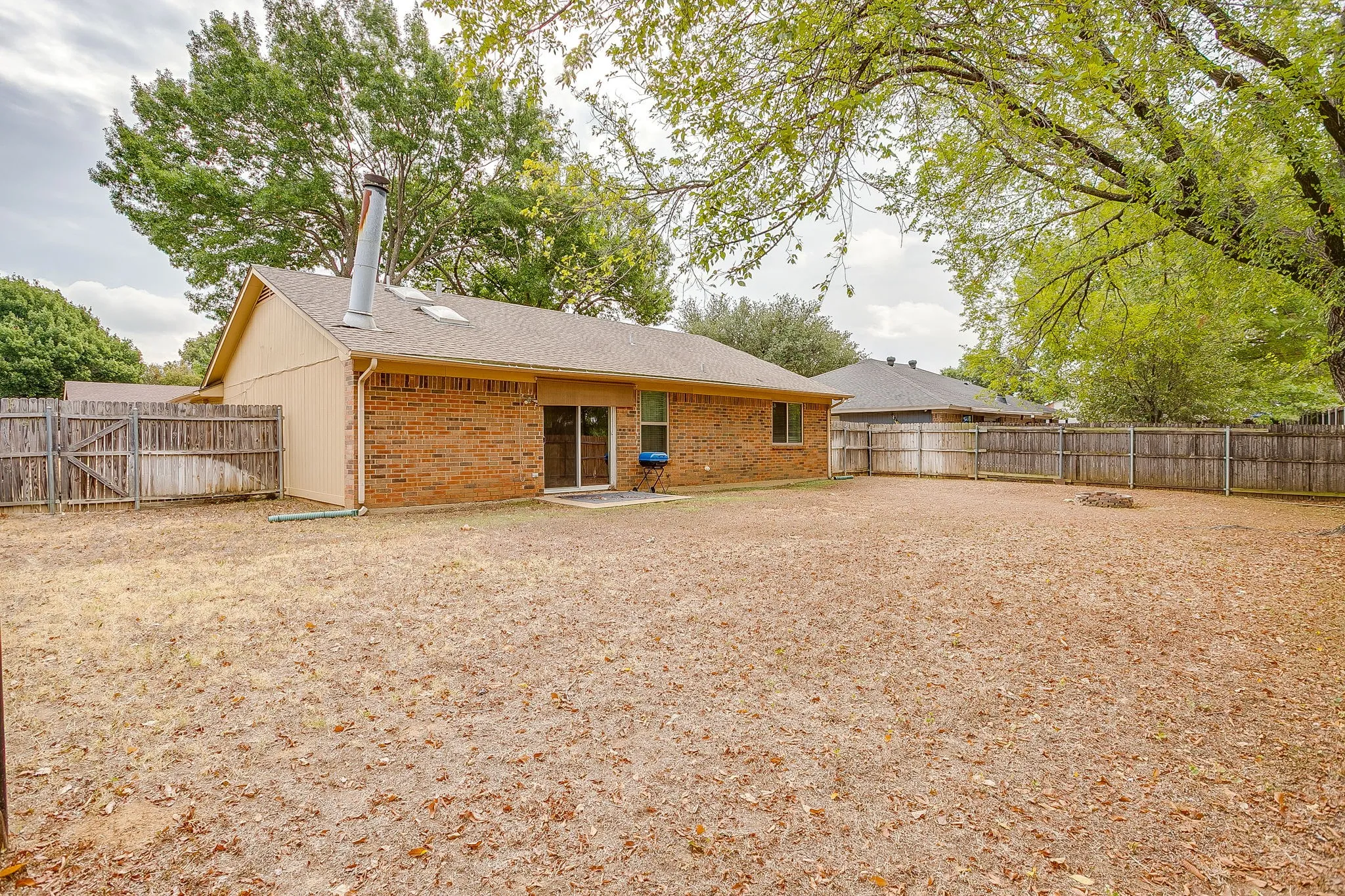 Single Family Residence For Rent in Tarrant County , 2610 N Casa Blanca Court, Arlington, Texas 76015, 3 Bedroom, 2 Bathroom, 2 Garage spaces, 1,318 Sqft, built in 1982, mls#21381836, Real Estate Agent in Arlington, Homes For Rent in Tarrant county, Homes For Rent in Arlington, Realtor in Arlington Texas, Real Estate Brokerage Independent Realty Texas, Luminita Cordes Realtor