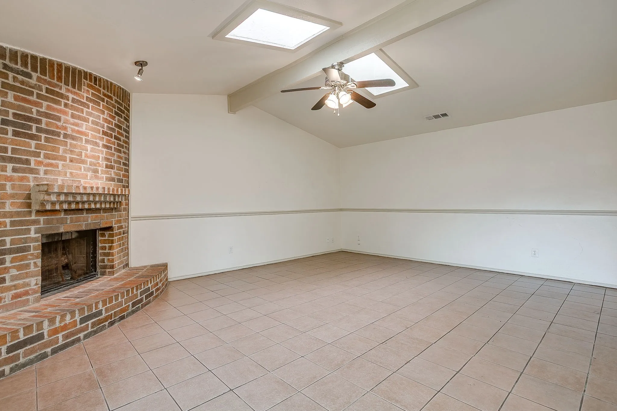 Single Family Residence For Rent in Tarrant County , 2610 N Casa Blanca Court, Arlington, Texas 76015, 3 Bedroom, 2 Bathroom, 2 Garage spaces, 1,318 Sqft, built in 1982, mls#21381836, Real Estate Agent in Arlington, Homes For Rent in Tarrant county, Homes For Rent in Arlington, Realtor in Arlington Texas, Real Estate Brokerage Independent Realty Texas, Luminita Cordes Realtor
