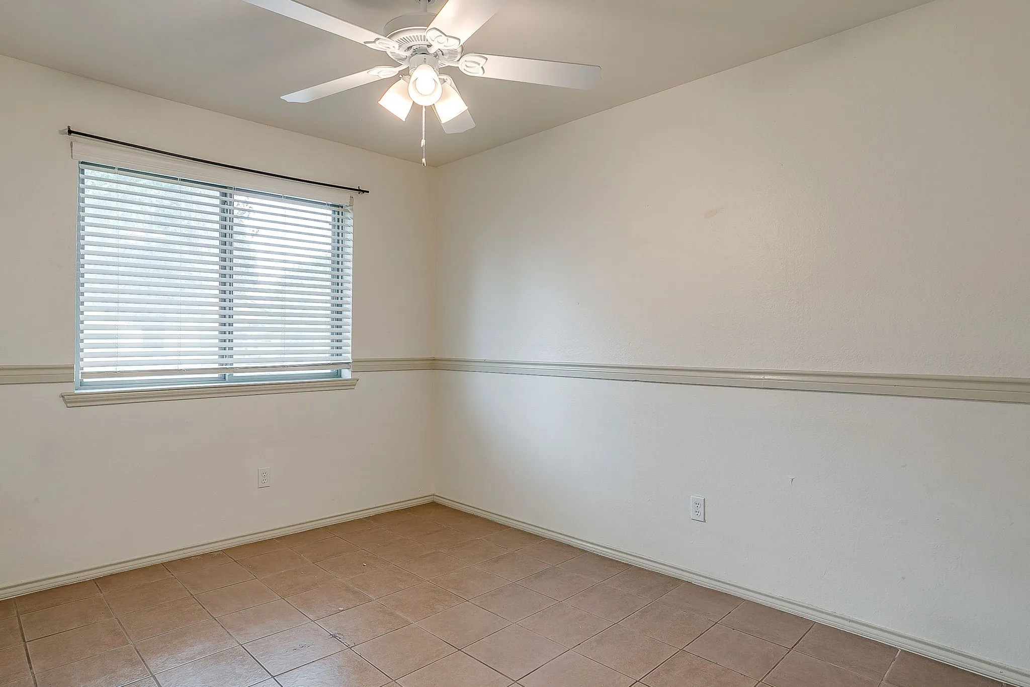 Single Family Residence For Rent in Tarrant County , 2610 N Casa Blanca Court, Arlington, Texas 76015, 3 Bedroom, 2 Bathroom, 2 Garage spaces, 1,318 Sqft, built in 1982, mls#21381836, Real Estate Agent in Arlington, Homes For Rent in Tarrant county, Homes For Rent in Arlington, Realtor in Arlington Texas, Real Estate Brokerage Independent Realty Texas, Luminita Cordes Realtor