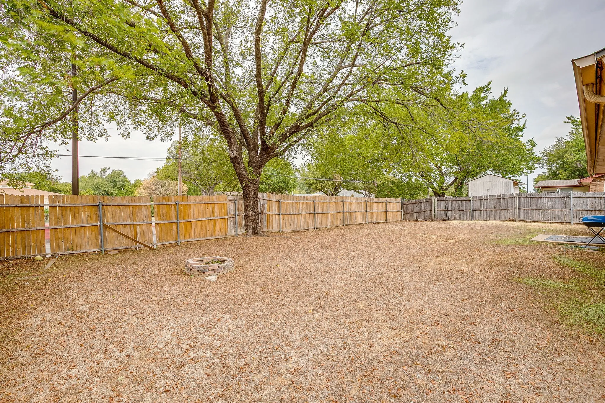 Single Family Residence For Rent in Tarrant County , 2610 N Casa Blanca Court, Arlington, Texas 76015, 3 Bedroom, 2 Bathroom, 2 Garage spaces, 1,318 Sqft, built in 1982, mls#21381836, Real Estate Agent in Arlington, Homes For Rent in Tarrant county, Homes For Rent in Arlington, Realtor in Arlington Texas, Real Estate Brokerage Independent Realty Texas, Luminita Cordes Realtor