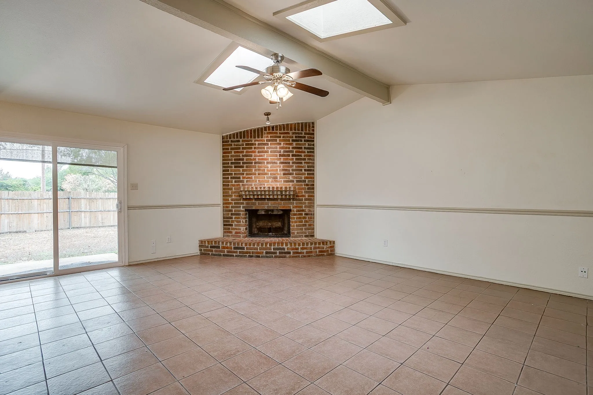 Single Family Residence For Rent in Tarrant County , 2610 N Casa Blanca Court, Arlington, Texas 76015, 3 Bedroom, 2 Bathroom, 2 Garage spaces, 1,318 Sqft, built in 1982, mls#21381836, Real Estate Agent in Arlington, Homes For Rent in Tarrant county, Homes For Rent in Arlington, Realtor in Arlington Texas, Real Estate Brokerage Independent Realty Texas, Luminita Cordes Realtor