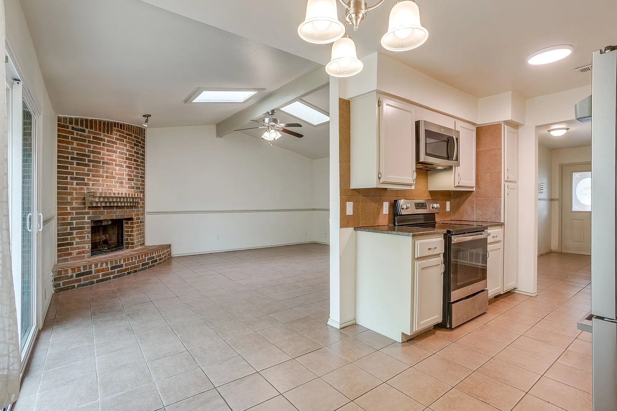 Single Family Residence For Rent in Tarrant County , 2610 N Casa Blanca Court, Arlington, Texas 76015, 3 Bedroom, 2 Bathroom, 2 Garage spaces, 1,318 Sqft, built in 1982, mls#21381836, Real Estate Agent in Arlington, Homes For Rent in Tarrant county, Homes For Rent in Arlington, Realtor in Arlington Texas, Real Estate Brokerage Independent Realty Texas, Luminita Cordes Realtor