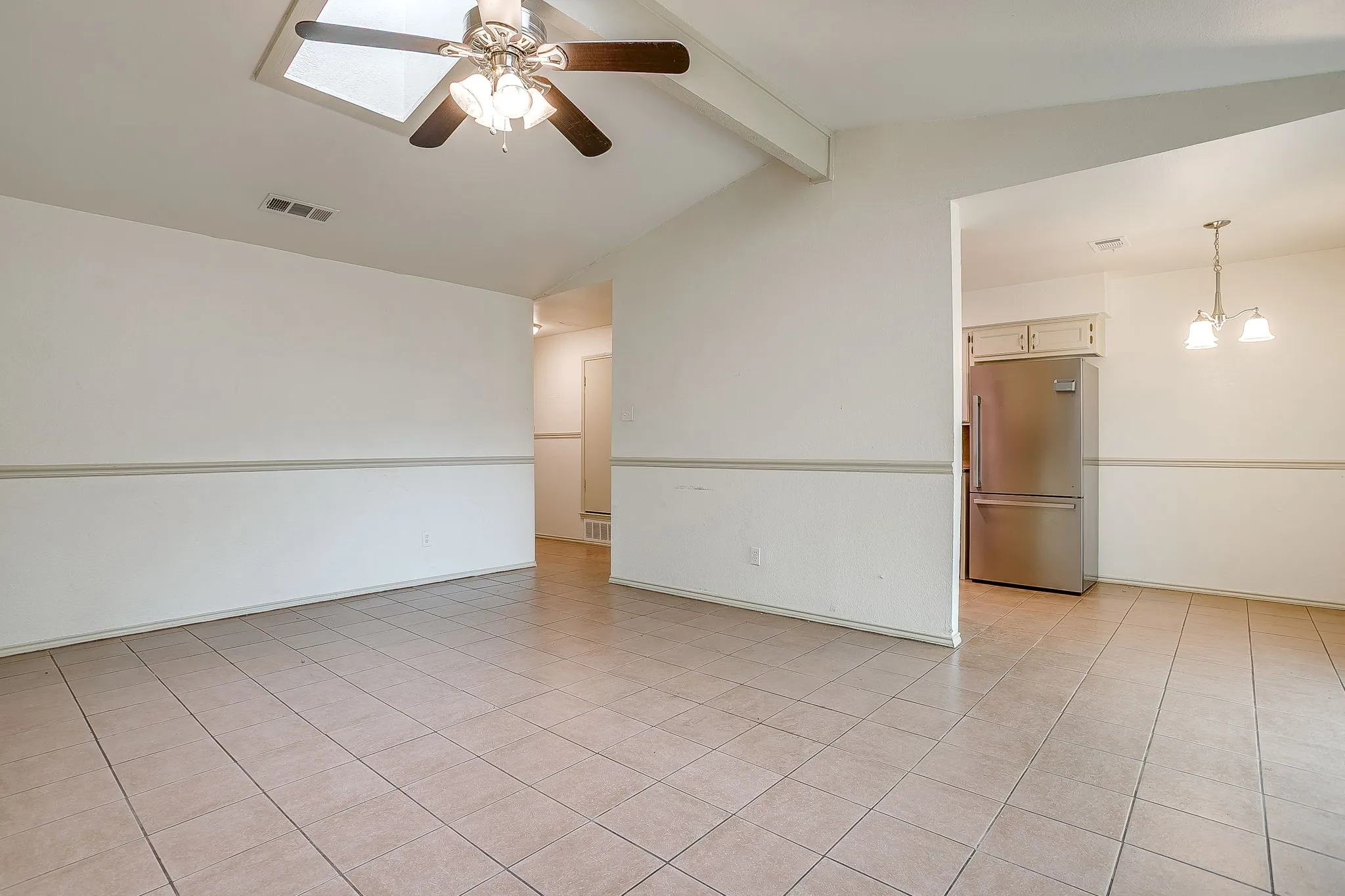 Single Family Residence For Rent in Tarrant County , 2610 N Casa Blanca Court, Arlington, Texas 76015, 3 Bedroom, 2 Bathroom, 2 Garage spaces, 1,318 Sqft, built in 1982, mls#21381836, Real Estate Agent in Arlington, Homes For Rent in Tarrant county, Homes For Rent in Arlington, Realtor in Arlington Texas, Real Estate Brokerage Independent Realty Texas, Luminita Cordes Realtor
