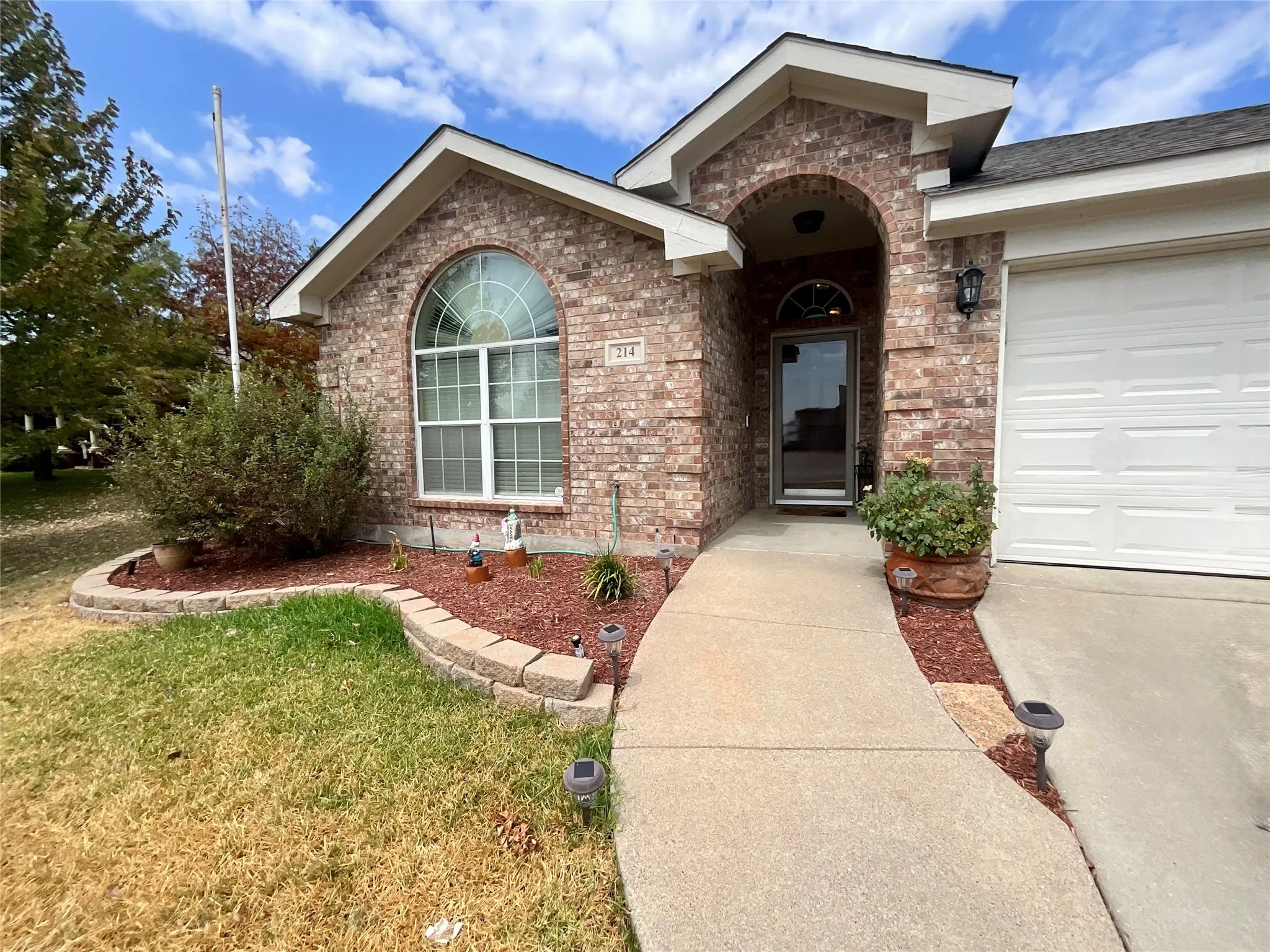 Single Family Residence For Sale in Denton County , 214 Southpeak Lane, Ponder, Texas 76259, 4 Bedroom, 2 Bathroom, 2 Garage spaces, 1,862 Sqft, built in 2004, mls#21378413, Real Estate Agent in Ponder, Homes For Sale in Denton county, Homes For Sale in Ponder, Realtor in Ponder Texas, Real Estate Brokerage Independent Realty Texas, Luminita Cordes Realtor