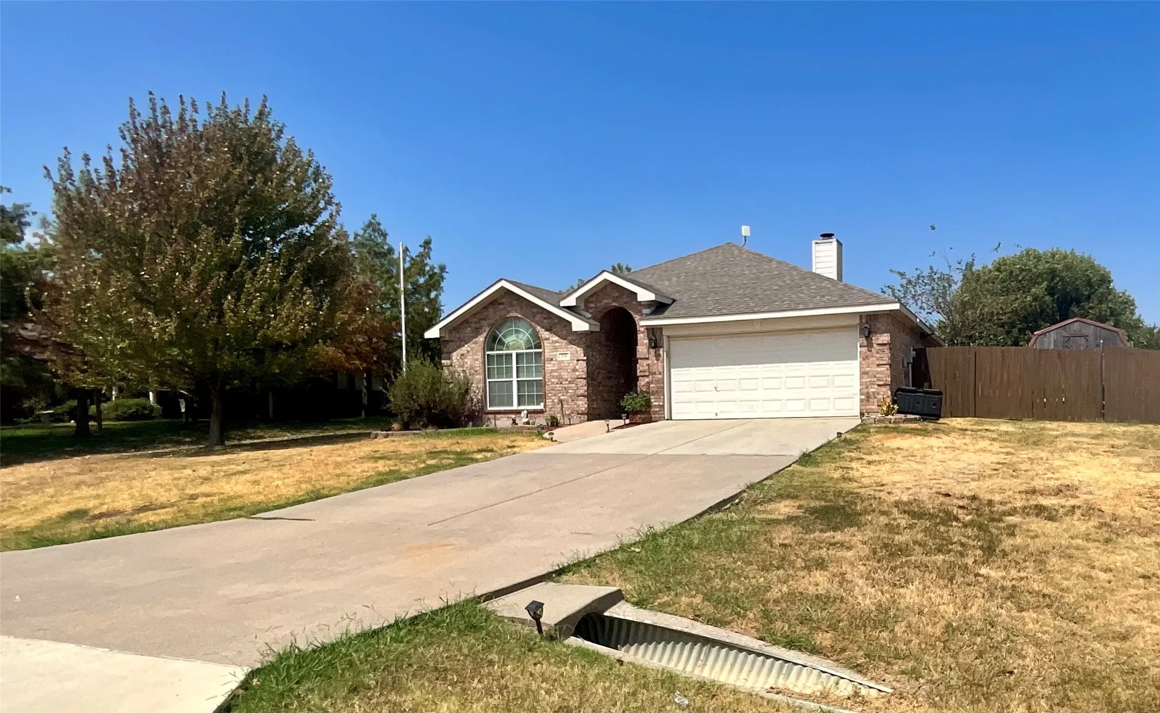 Single Family Residence For Sale in Denton County , 214 Southpeak Lane, Ponder, Texas 76259, 4 Bedroom, 2 Bathroom, 2 Garage spaces, 1,862 Sqft, built in 2004, mls#21378413, Real Estate Agent in Ponder, Homes For Sale in Denton county, Homes For Sale in Ponder, Realtor in Ponder Texas, Real Estate Brokerage Independent Realty Texas, Luminita Cordes Realtor