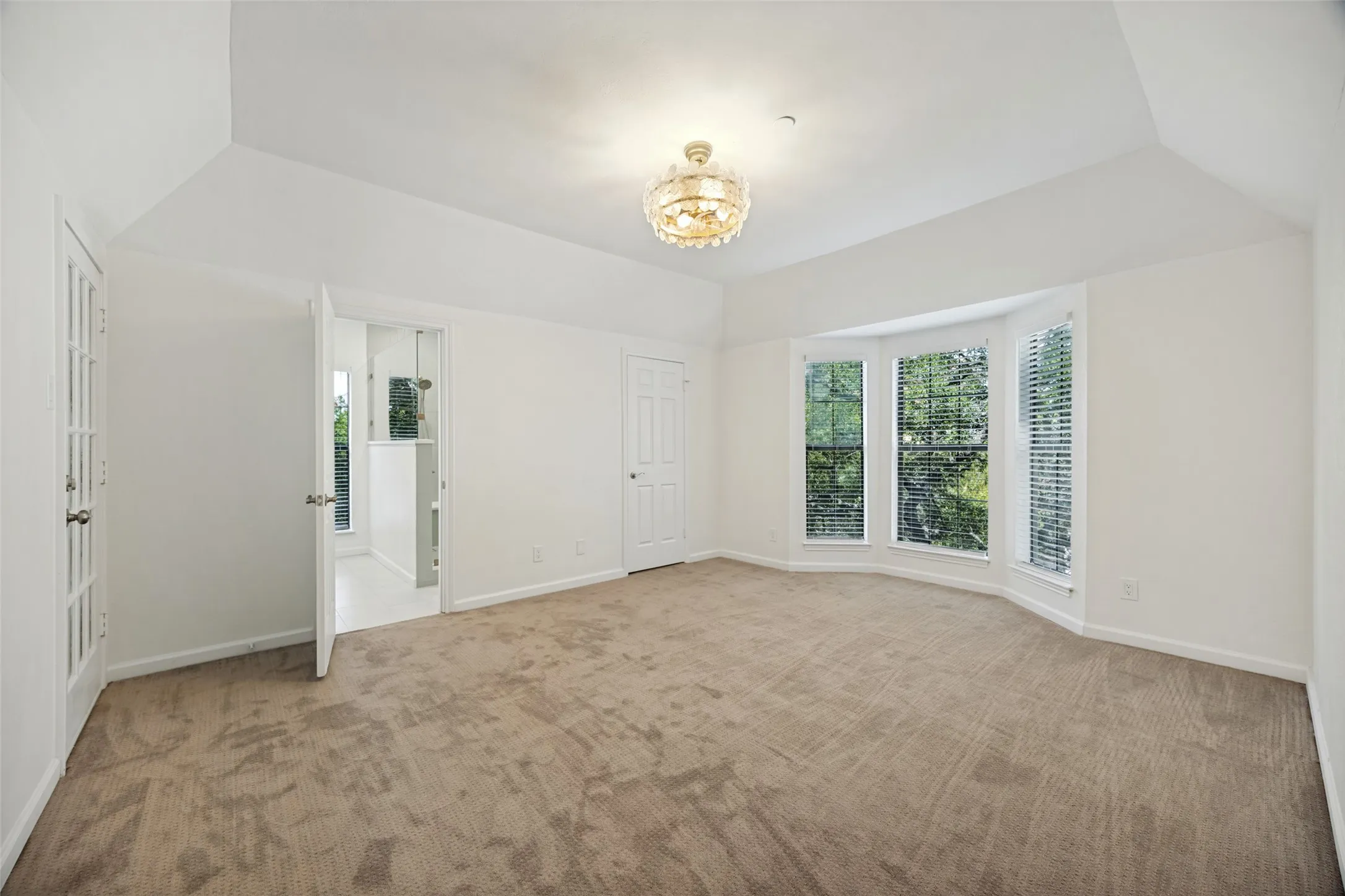 Condominium For Sale in Dallas County , 8610 Turtle Creek Boulevard #212, Dallas, Texas 75225, 2 Bedroom, 2 Bathroom, 2 Garage spaces, 1,315 Sqft, built in 1984, mls#21381271, Real Estate Agent in Dallas, Homes For Sale in Dallas county, Homes For Sale in Dallas, Realtor in Dallas Texas, Real Estate Brokerage Independent Realty Texas, Luminita Cordes Realtor