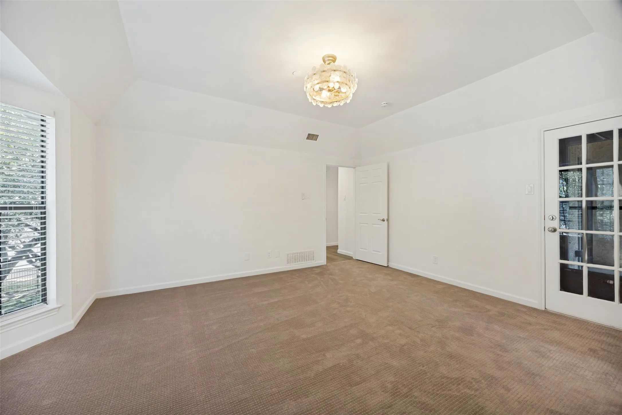 Condominium For Sale in Dallas County , 8610 Turtle Creek Boulevard #212, Dallas, Texas 75225, 2 Bedroom, 2 Bathroom, 2 Garage spaces, 1,315 Sqft, built in 1984, mls#21381271, Real Estate Agent in Dallas, Homes For Sale in Dallas county, Homes For Sale in Dallas, Realtor in Dallas Texas, Real Estate Brokerage Independent Realty Texas, Luminita Cordes Realtor
