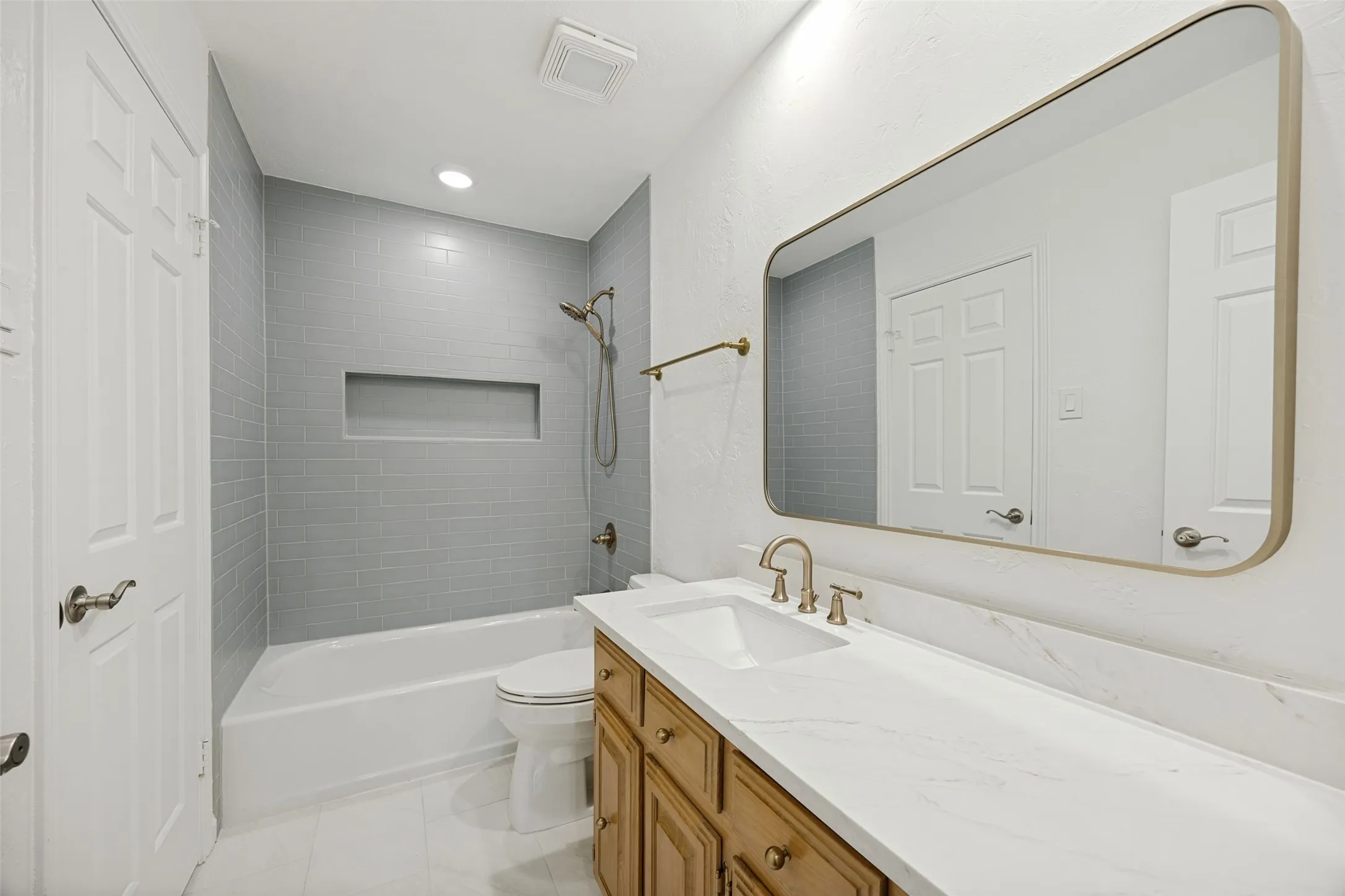 Condominium For Sale in Dallas County , 8610 Turtle Creek Boulevard #212, Dallas, Texas 75225, 2 Bedroom, 2 Bathroom, 2 Garage spaces, 1,315 Sqft, built in 1984, mls#21381271, Real Estate Agent in Dallas, Homes For Sale in Dallas county, Homes For Sale in Dallas, Realtor in Dallas Texas, Real Estate Brokerage Independent Realty Texas, Luminita Cordes Realtor