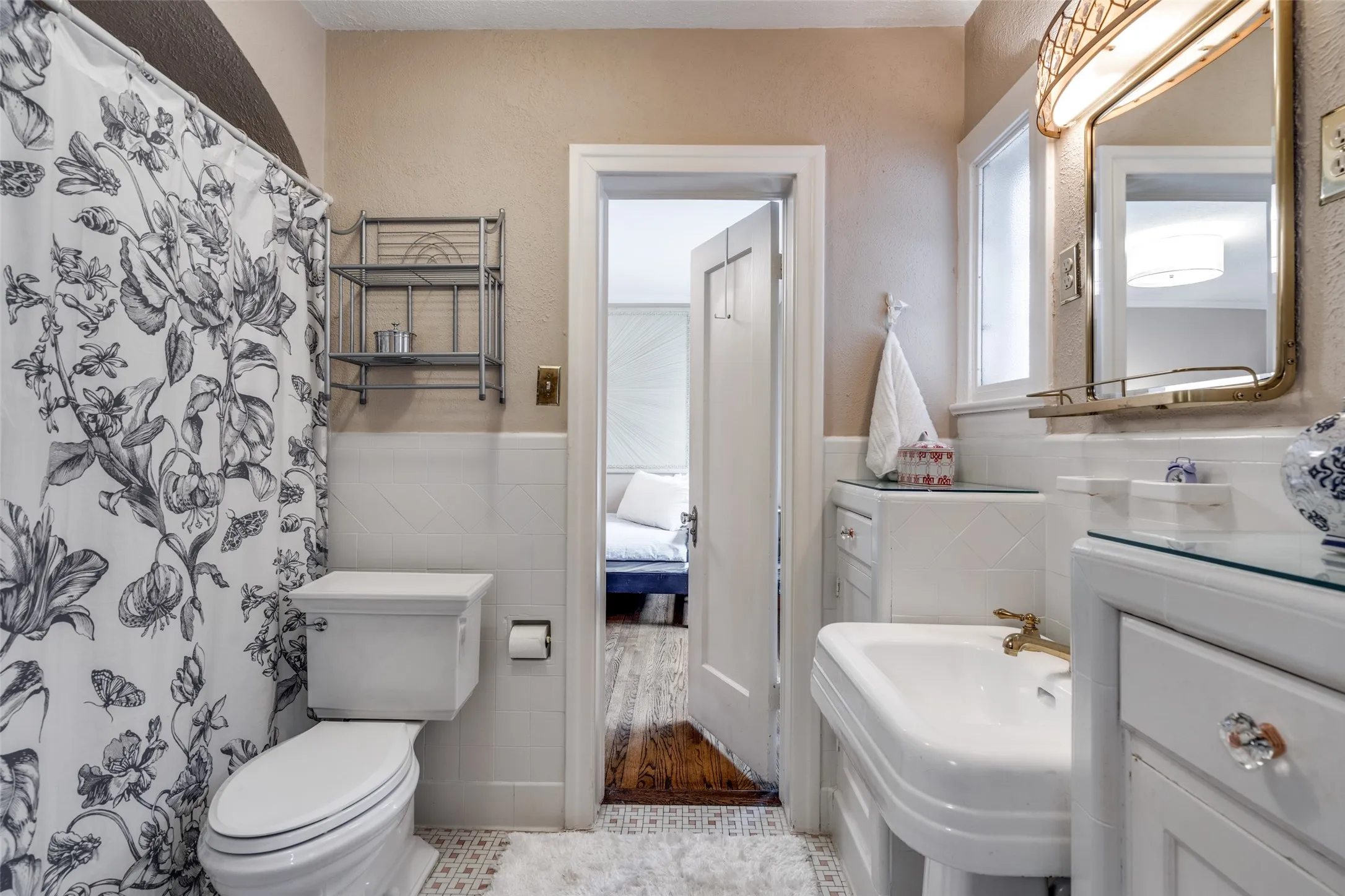 Single Family Residence For Sale in Dallas County , 6933 Westlake Avenue, Dallas, Texas 75214, 3 Bedroom, 2 Bathroom, 1 Garage spaces, 2,207 Sqft, built in 1934, mls#21381830, Real Estate Agent in Dallas, Homes For Sale in Dallas county, Homes For Sale in Dallas, Realtor in Dallas Texas, Real Estate Brokerage Independent Realty Texas, Luminita Cordes Realtor