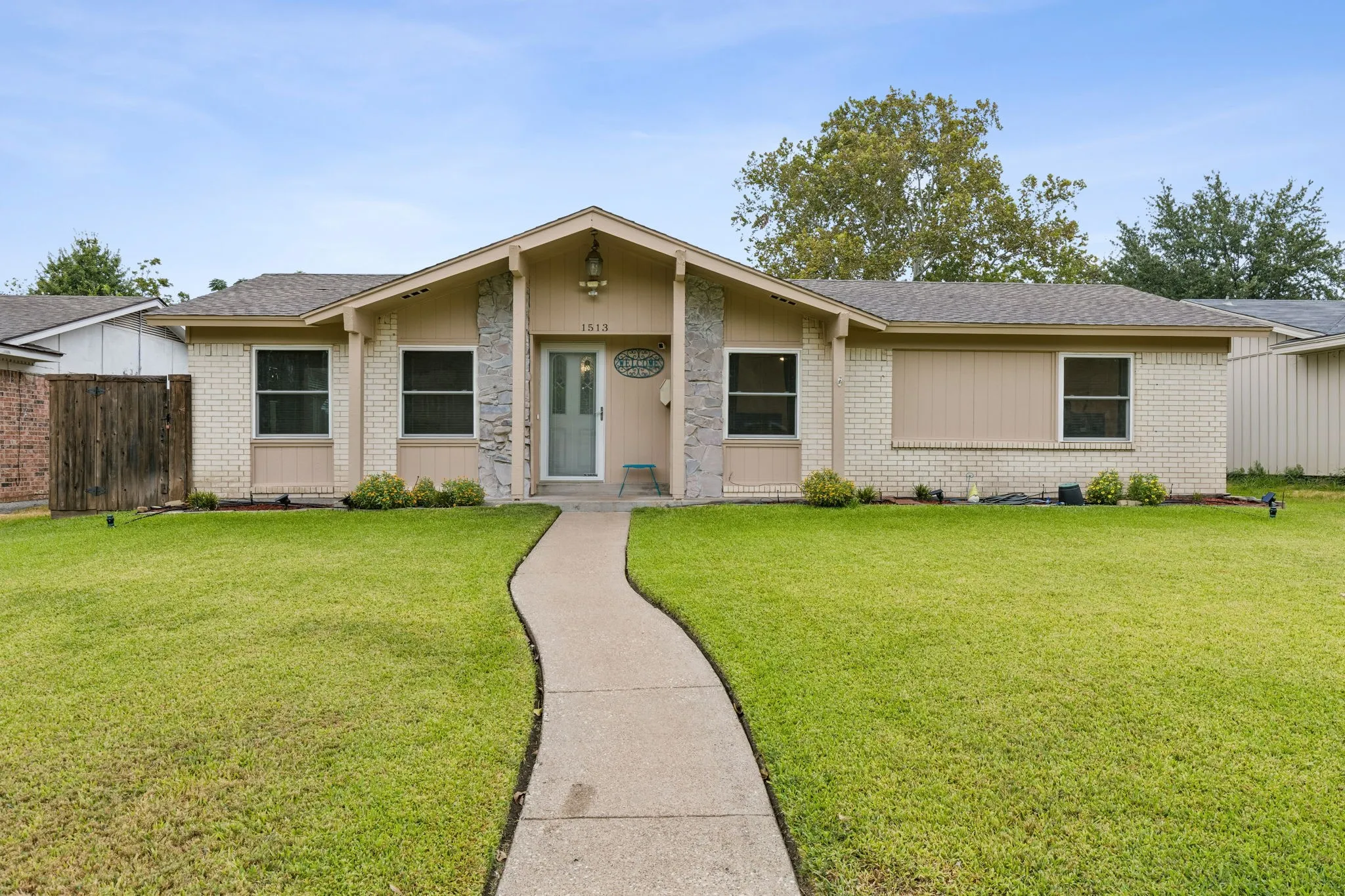 Single Family Residence For Sale in Dallas County , 1513 Meadow Way, Garland, Texas 75042, 3 Bedroom, 2 Bathroom, 1 Garage spaces, 1,586 Sqft, built in 1968, mls#21377841, Real Estate Agent in Garland, Homes For Sale in Dallas county, Homes For Sale in Garland, Realtor in Garland Texas, Real Estate Brokerage Independent Realty Texas, Luminita Cordes Realtor