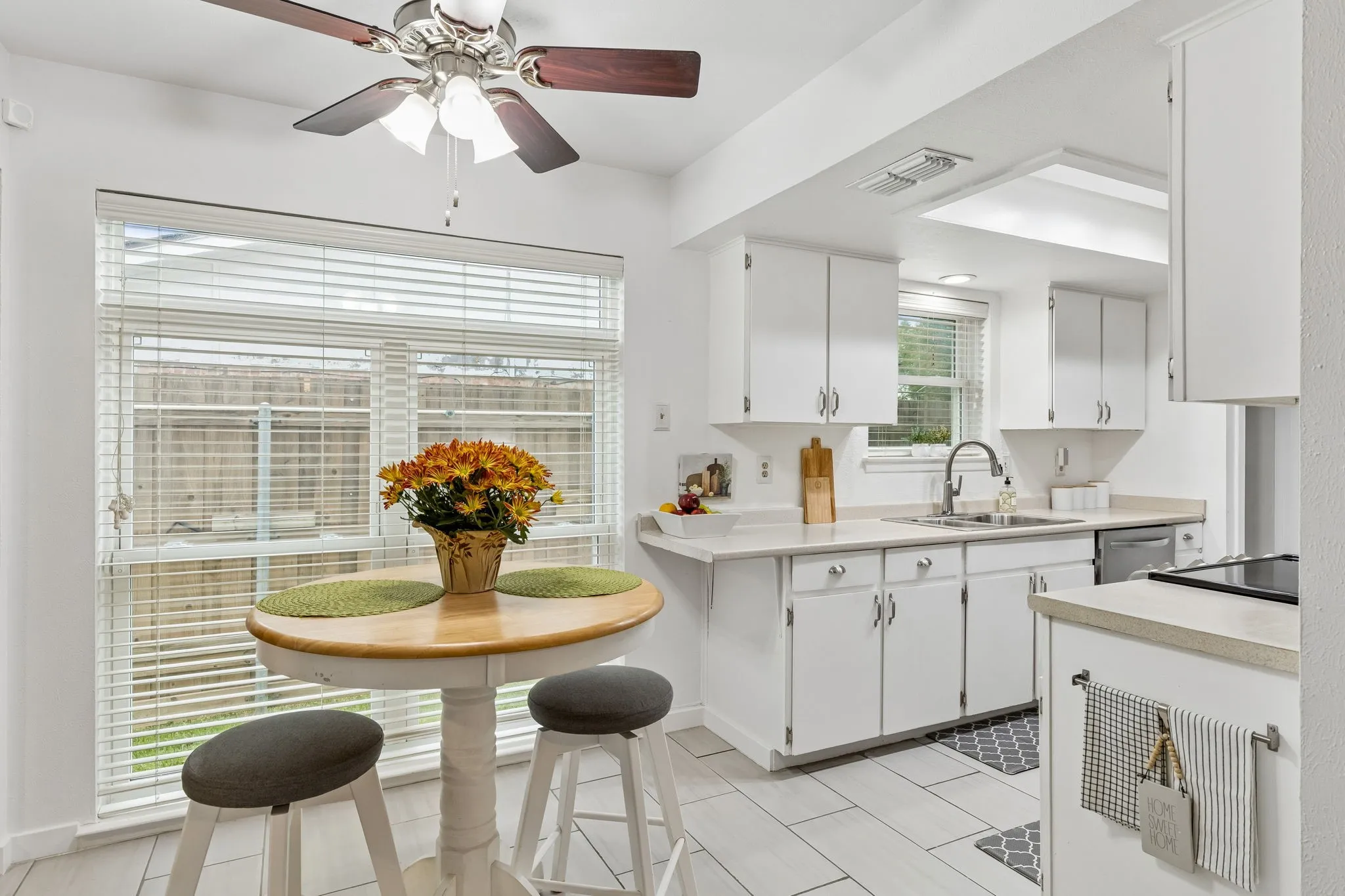 Single Family Residence For Sale in Dallas County , 1513 Meadow Way, Garland, Texas 75042, 3 Bedroom, 2 Bathroom, 1 Garage spaces, 1,586 Sqft, built in 1968, mls#21377841, Real Estate Agent in Garland, Homes For Sale in Dallas county, Homes For Sale in Garland, Realtor in Garland Texas, Real Estate Brokerage Independent Realty Texas, Luminita Cordes Realtor