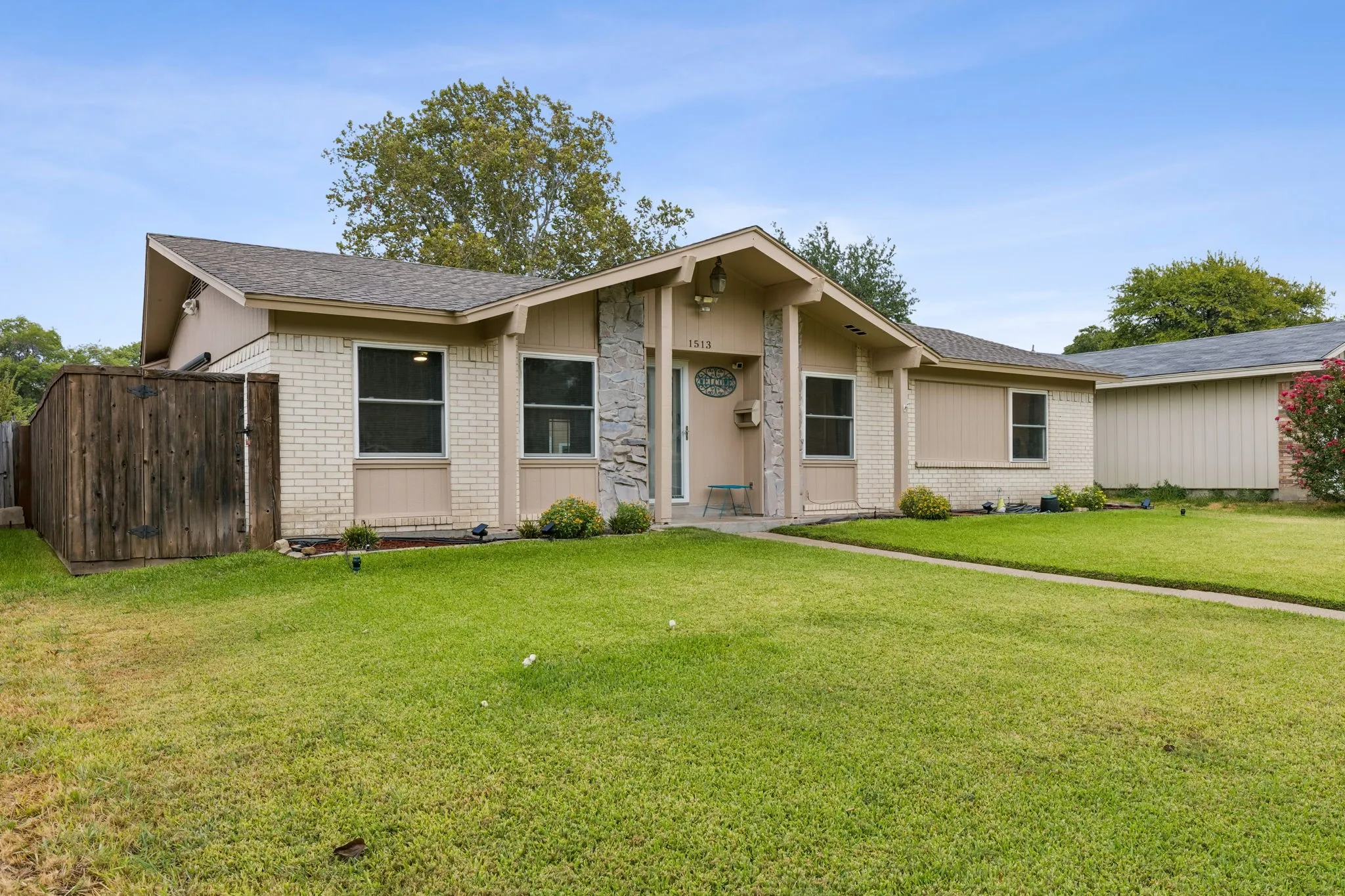 Single Family Residence For Sale in Dallas County , 1513 Meadow Way, Garland, Texas 75042, 3 Bedroom, 2 Bathroom, 1 Garage spaces, 1,586 Sqft, built in 1968, mls#21377841, Real Estate Agent in Garland, Homes For Sale in Dallas county, Homes For Sale in Garland, Realtor in Garland Texas, Real Estate Brokerage Independent Realty Texas, Luminita Cordes Realtor