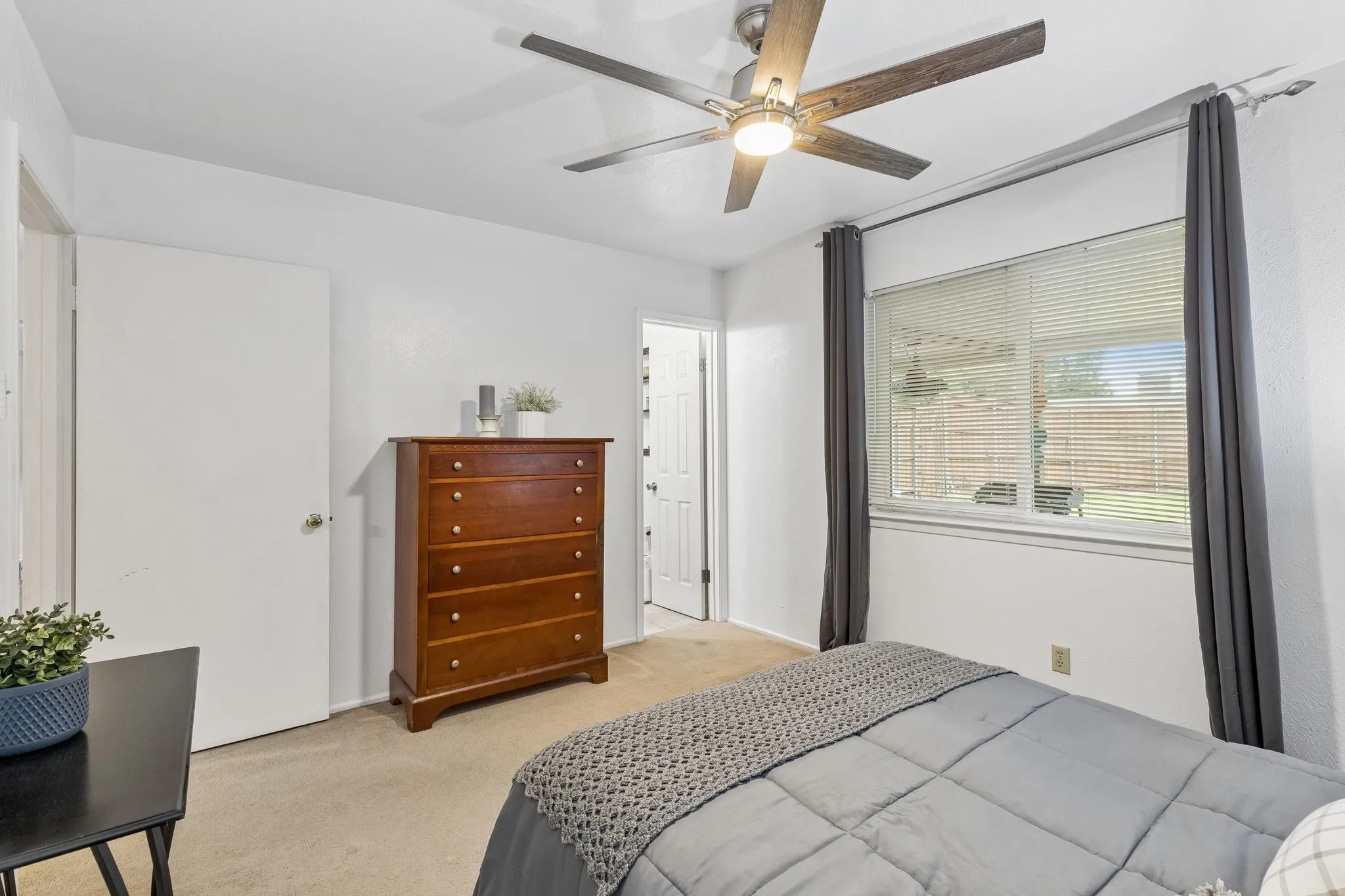 Single Family Residence For Sale in Dallas County , 1513 Meadow Way, Garland, Texas 75042, 3 Bedroom, 2 Bathroom, 1 Garage spaces, 1,586 Sqft, built in 1968, mls#21377841, Real Estate Agent in Garland, Homes For Sale in Dallas county, Homes For Sale in Garland, Realtor in Garland Texas, Real Estate Brokerage Independent Realty Texas, Luminita Cordes Realtor