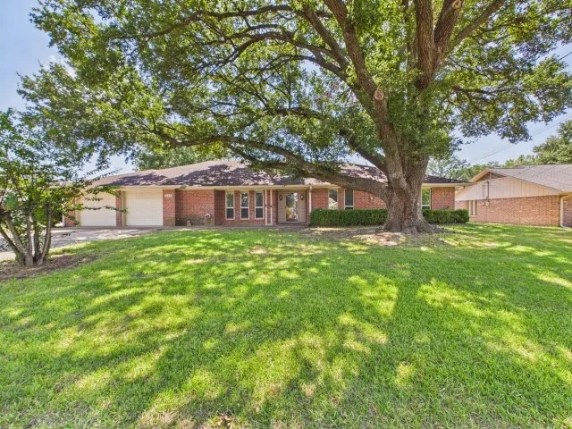 Single Family Residence For Sale in Henderson County , 518 Ridgeway Lane, Chandler, Texas 75758, 3 Bedroom, 3 Bathroom, 2 Garage spaces, 2,457 Sqft, built in 1979, mls#21378093, Real Estate Agent in Chandler, Homes For Sale in Henderson county, Homes For Sale in Chandler, Realtor in Chandler Texas, Real Estate Brokerage Independent Realty Texas, Luminita Cordes Realtor