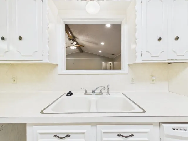 Single Family Residence For Sale in Henderson County , 518 Ridgeway Lane, Chandler, Texas 75758, 3 Bedroom, 3 Bathroom, 2 Garage spaces, 2,457 Sqft, built in 1979, mls#21378093, Real Estate Agent in Chandler, Homes For Sale in Henderson county, Homes For Sale in Chandler, Realtor in Chandler Texas, Real Estate Brokerage Independent Realty Texas, Luminita Cordes Realtor