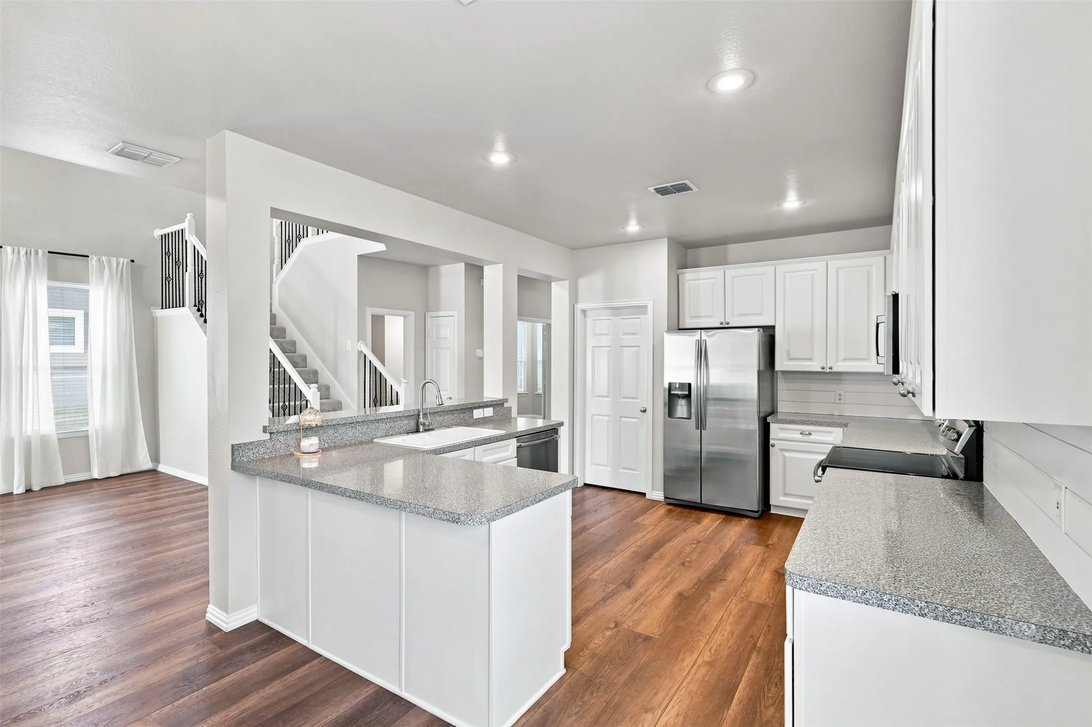 Single Family Residence For Sale in Denton County , 10124 Cedar Lake Drive, Providence Village, Texas 76227, 3 Bedroom, 3 Bathroom, 2 Garage spaces, 2,067 Sqft, built in 2003, mls#21381875, Real Estate Agent in Providence Village, Homes For Sale in Denton county, Homes For Sale in Providence Village, Realtor in Providence Village Texas, Real Estate Brokerage Independent Realty Texas, Luminita Cordes Realtor