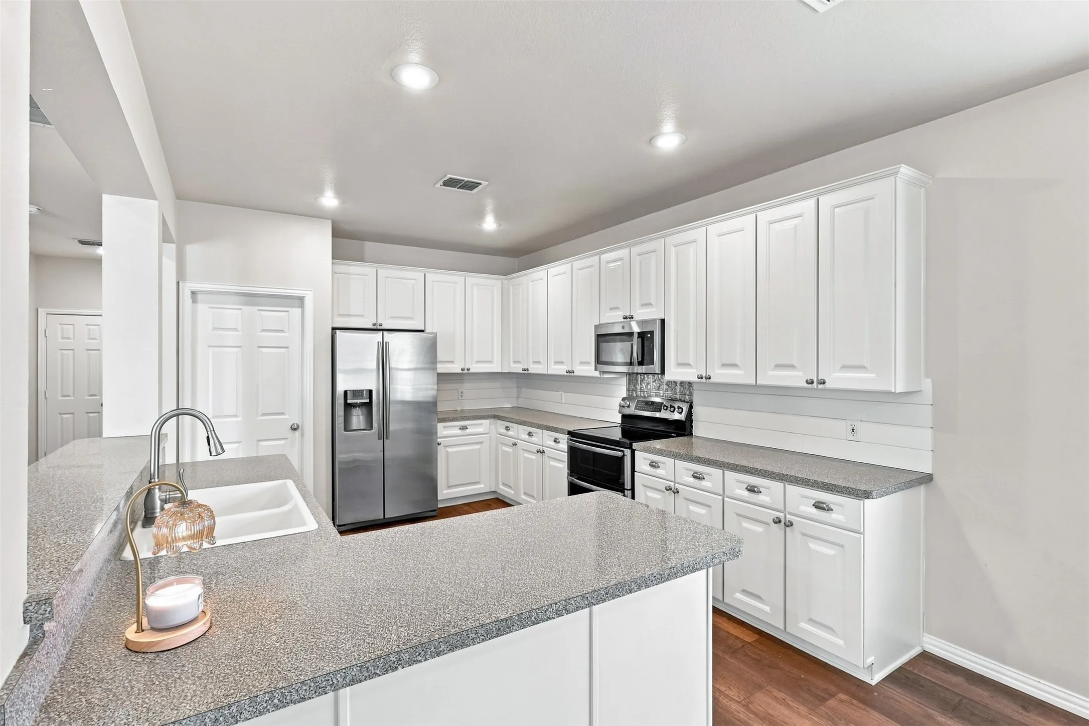 Single Family Residence For Sale in Denton County , 10124 Cedar Lake Drive, Providence Village, Texas 76227, 3 Bedroom, 3 Bathroom, 2 Garage spaces, 2,067 Sqft, built in 2003, mls#21381875, Real Estate Agent in Providence Village, Homes For Sale in Denton county, Homes For Sale in Providence Village, Realtor in Providence Village Texas, Real Estate Brokerage Independent Realty Texas, Luminita Cordes Realtor